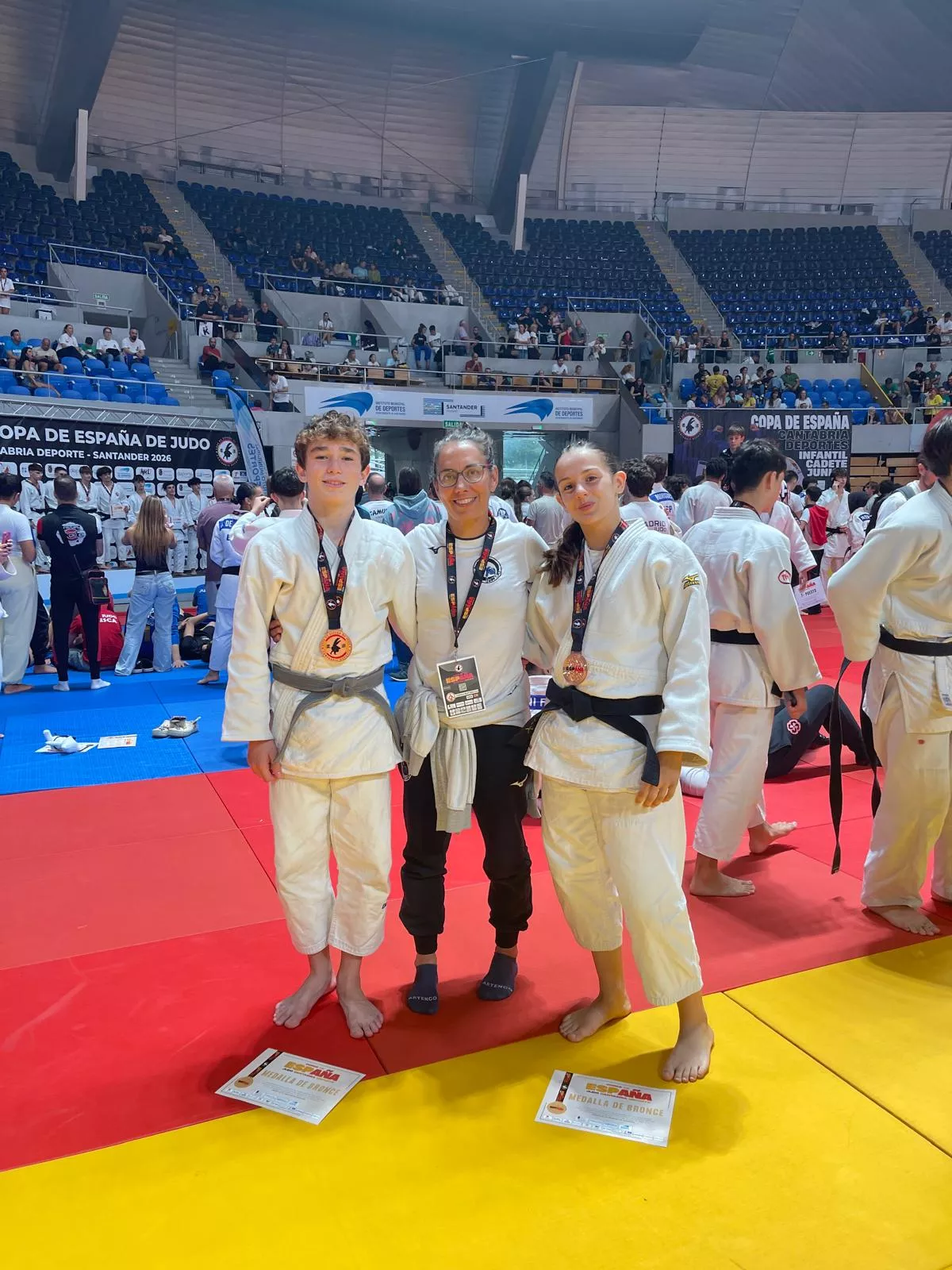 Judocas  medallistas del CAS en Cantabria con la entrenadora.
