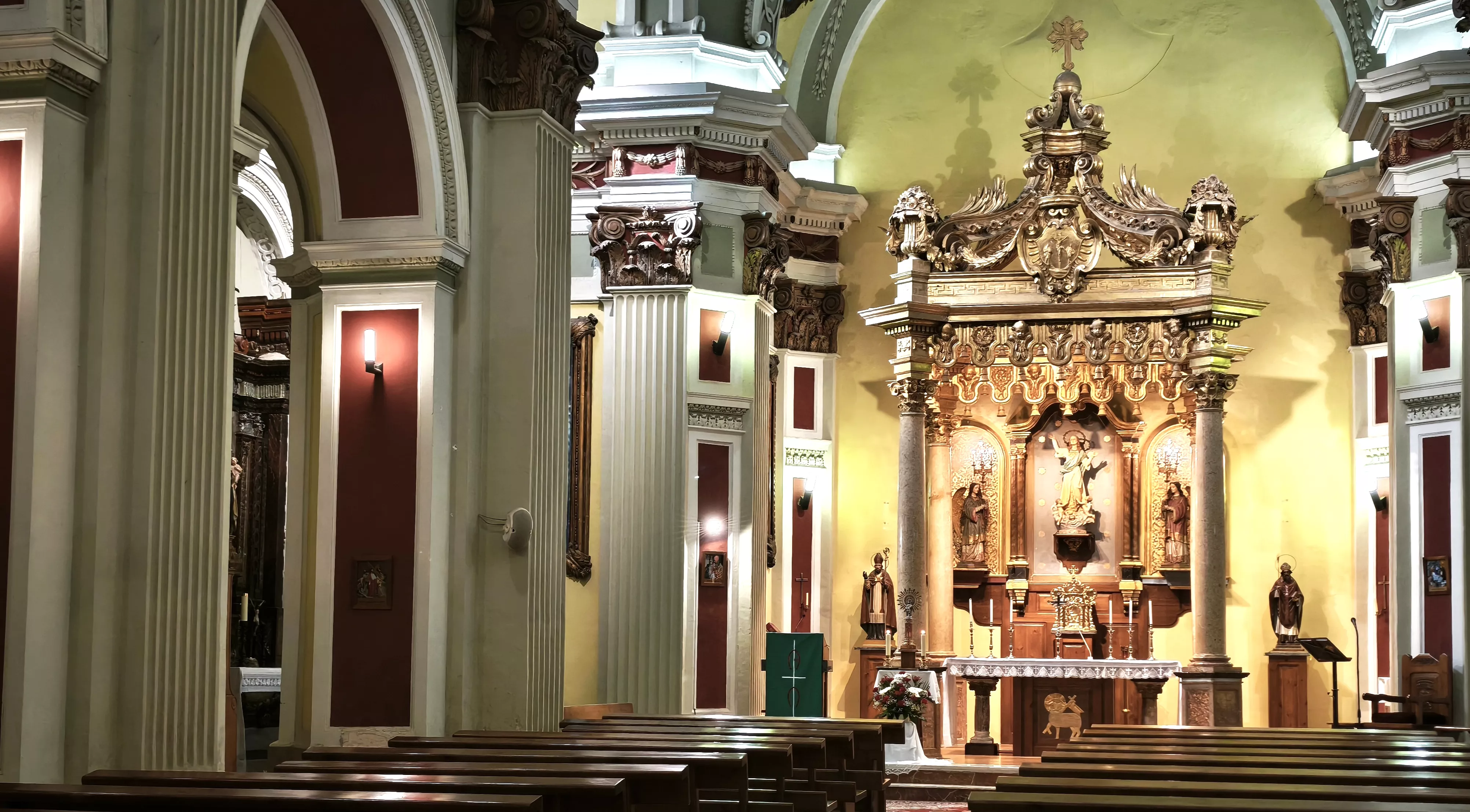 Imágenes de la iglesia parroquial de Robres y su nueva cancela. Foto María José Sampietro Brosed