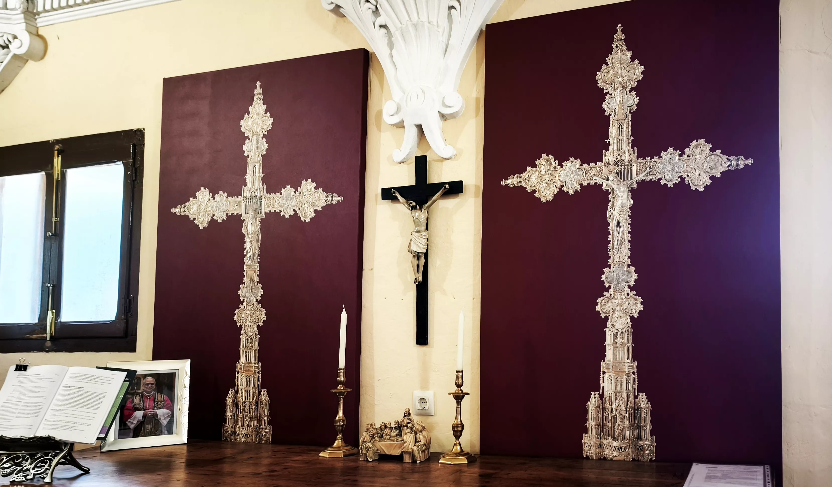 Imágenes de la iglesia parroquial de Robres y su nueva cancela. Foto María José Sampietro Brosed