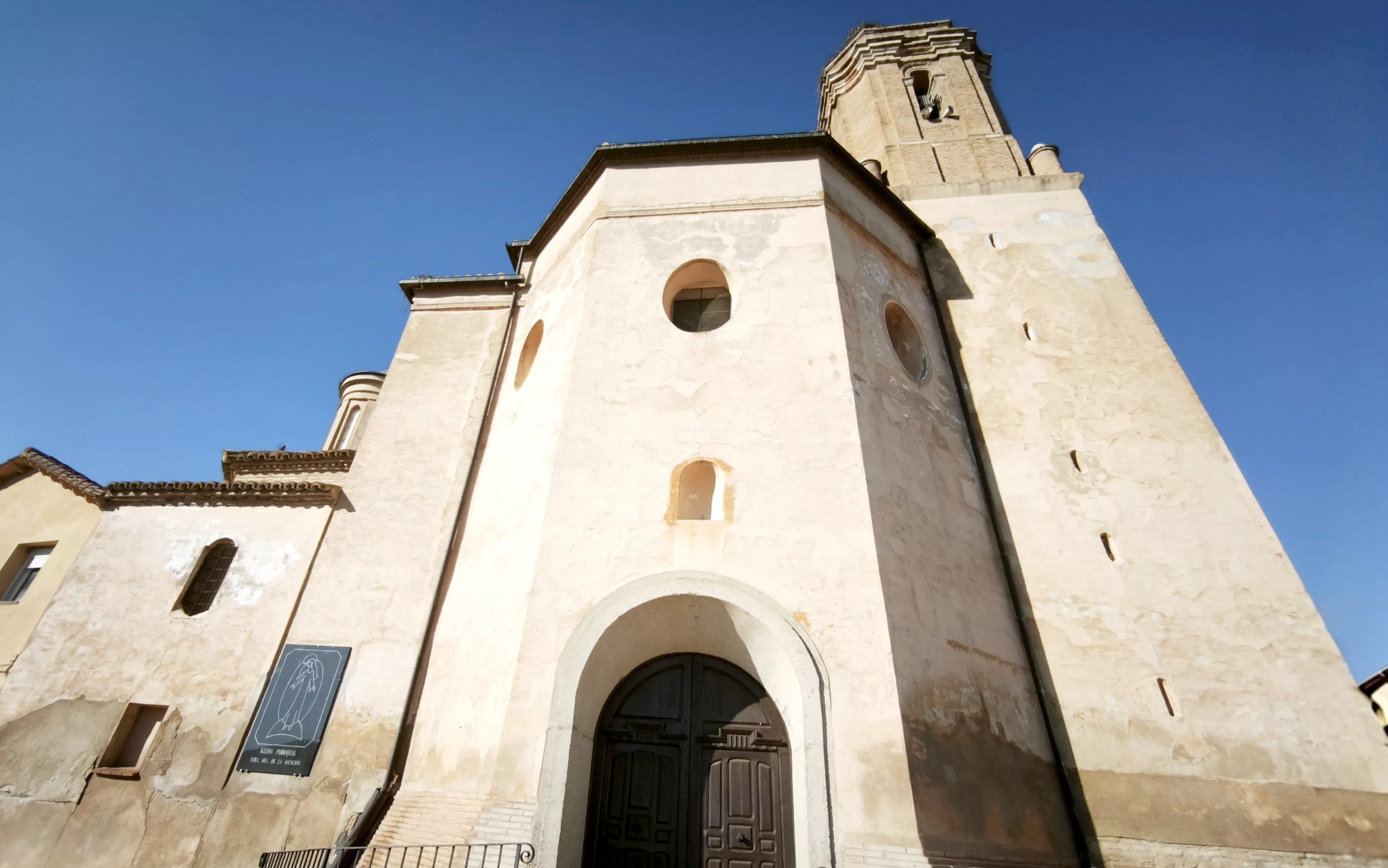 Imágenes de la iglesia parroquial de Robres y su nueva cancela. Foto María José Sampietro Brosed