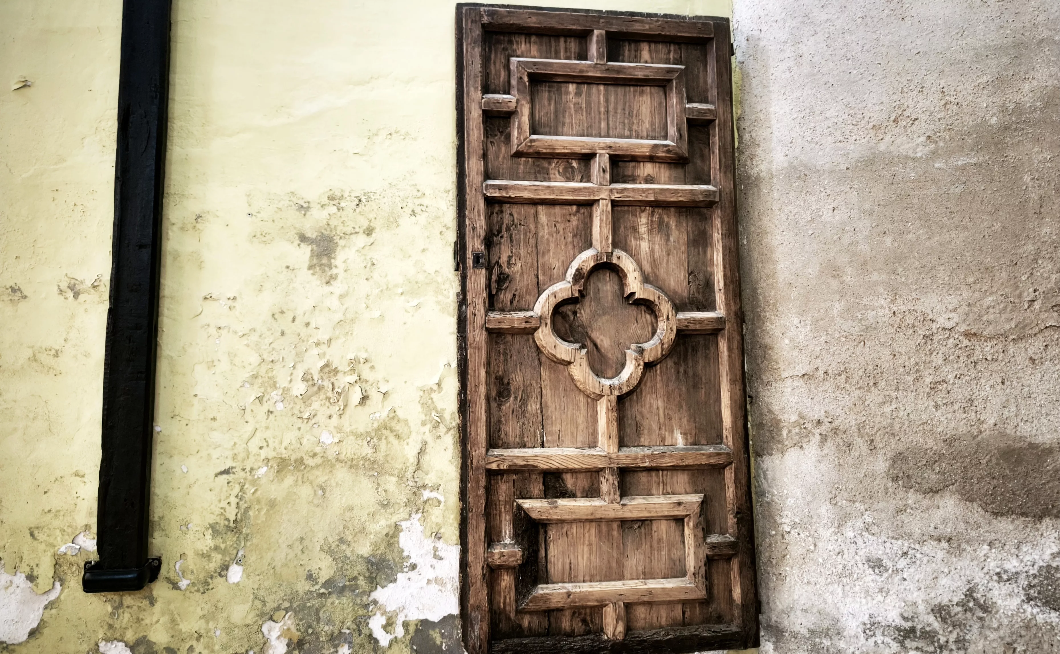 Imágenes de la iglesia parroquial de Robres y su nueva cancela. Foto María José Sampietro Brosed