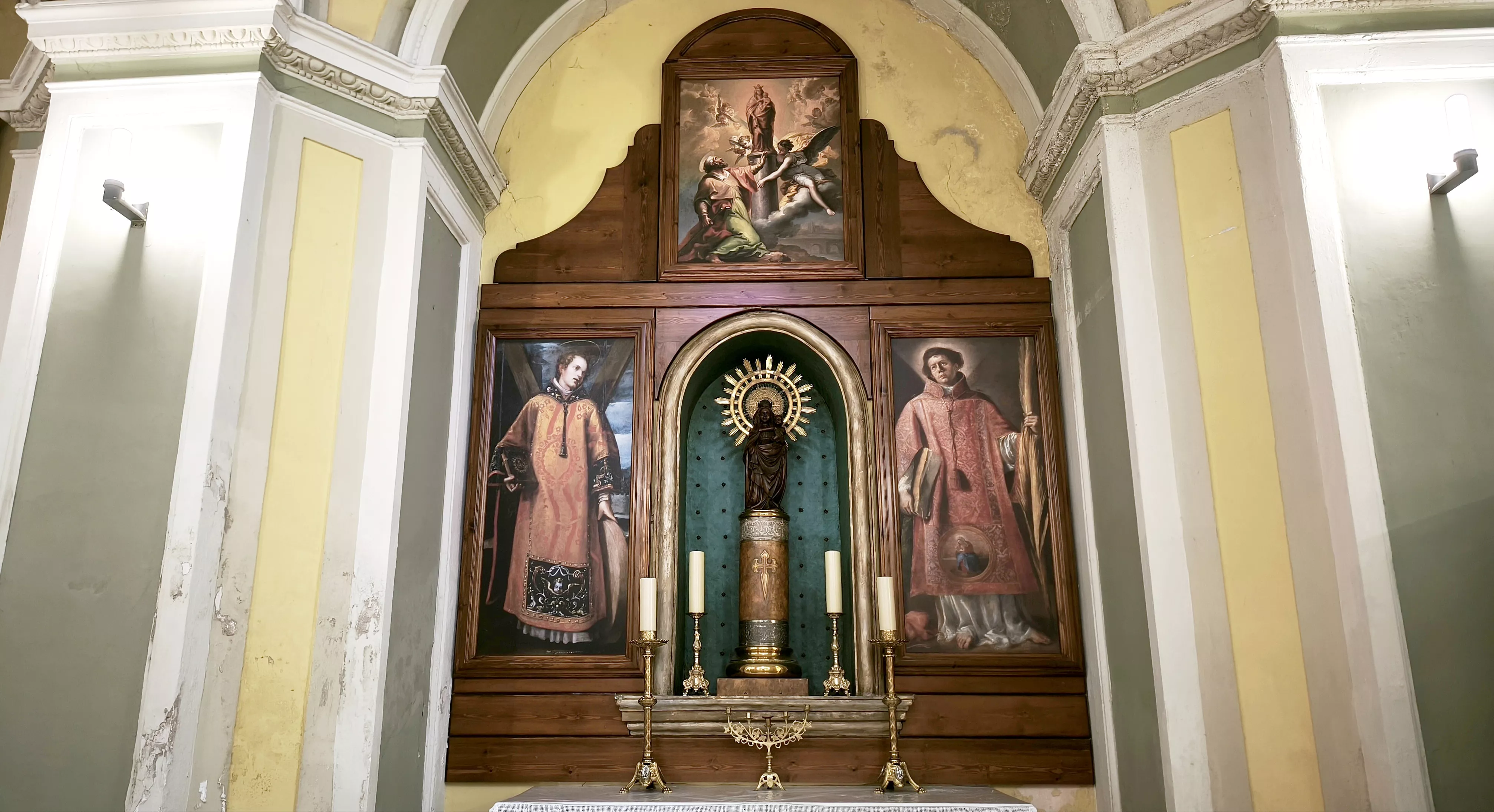 Imágenes de la iglesia parroquial de Robres y su nueva cancela. Foto María José Sampietro Brosed