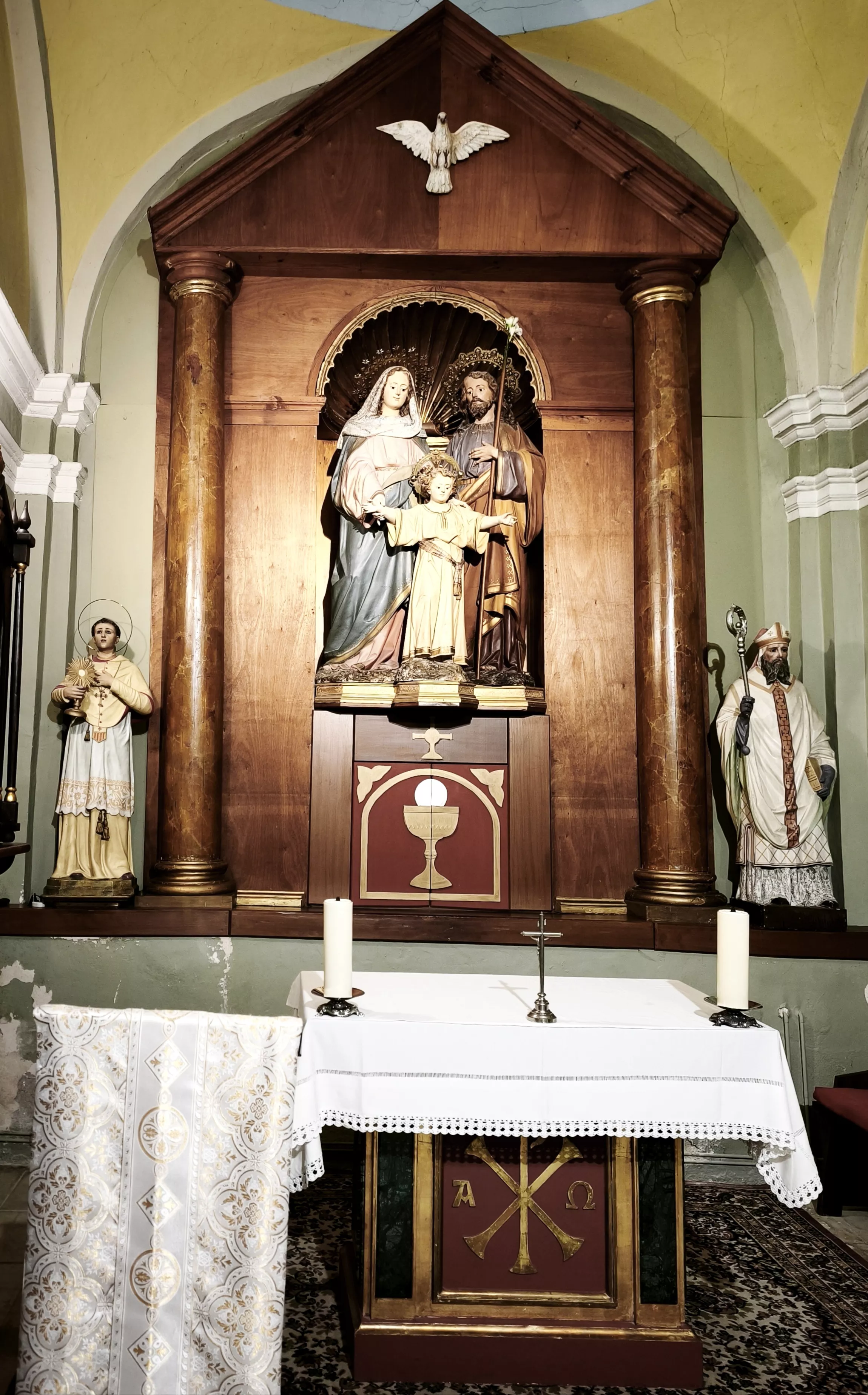 Imágenes de la iglesia parroquial de Robres y su nueva cancela. Foto María José Sampietro Brosed