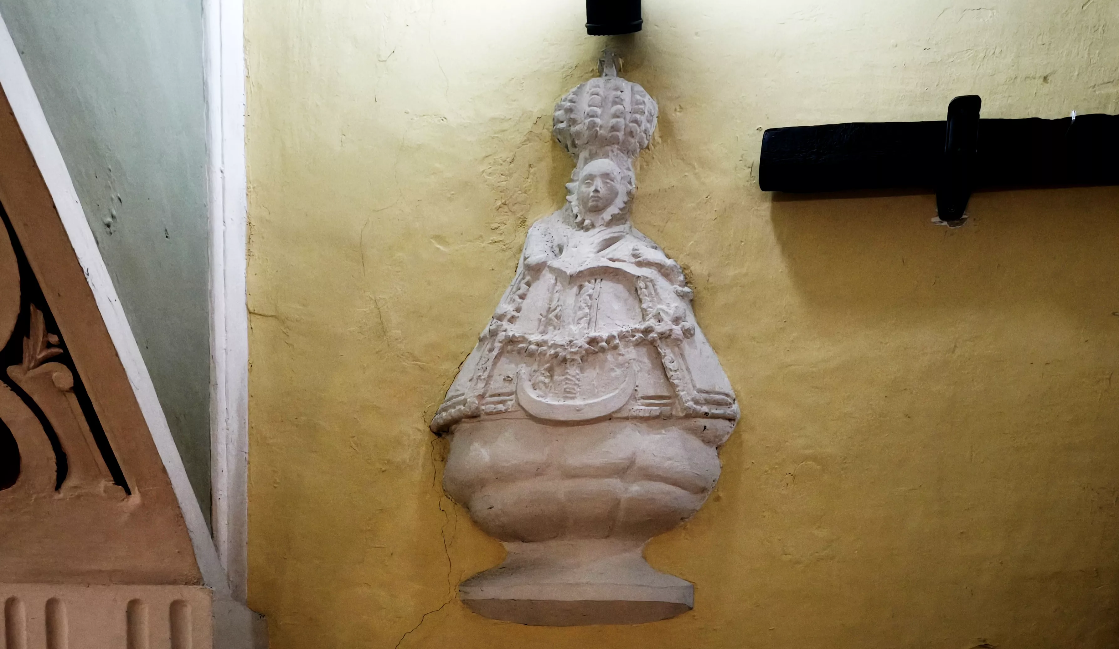 Imágenes de la iglesia parroquial de Robres y su nueva cancela. Foto María José Sampietro Brosed