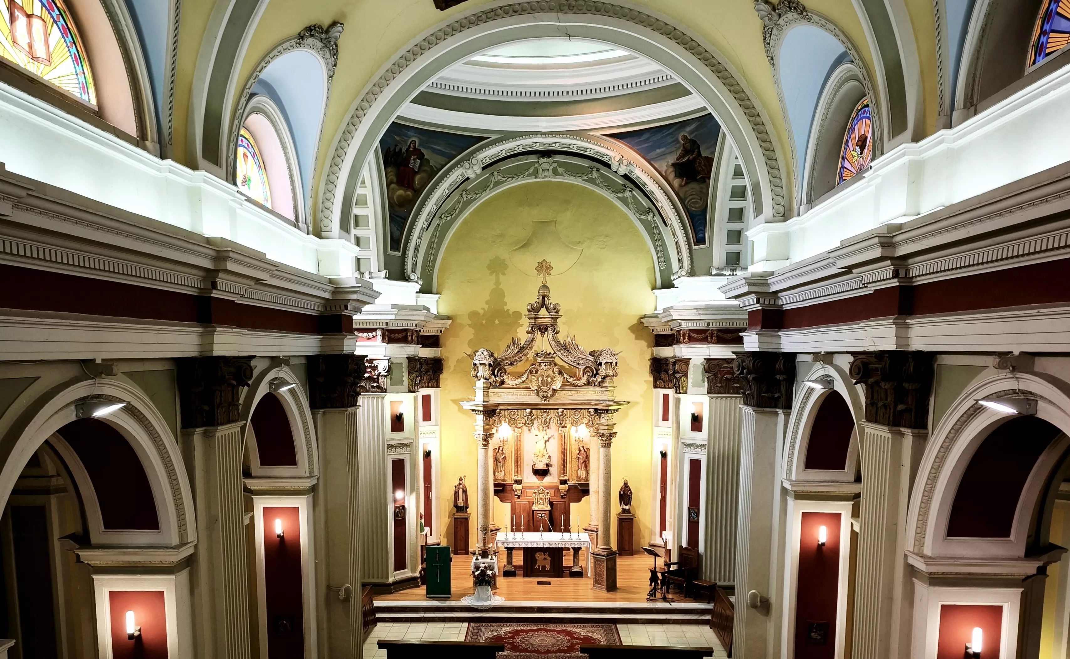 Imágenes de la iglesia parroquial de Robres y su nueva cancela. Foto María José Sampietro Brosed
