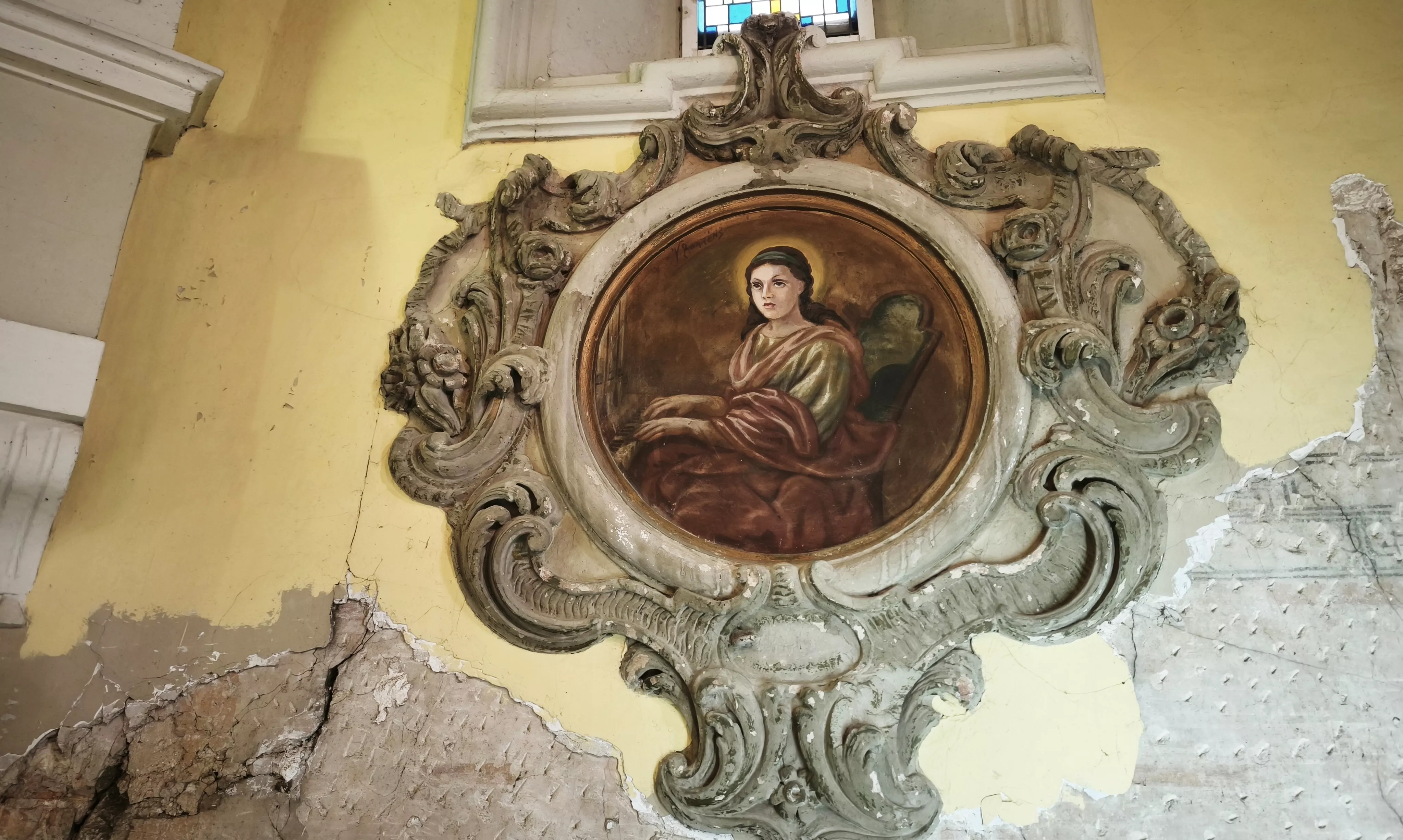 Imágenes de la iglesia parroquial de Robres y su nueva cancela. Foto María José Sampietro Brosed