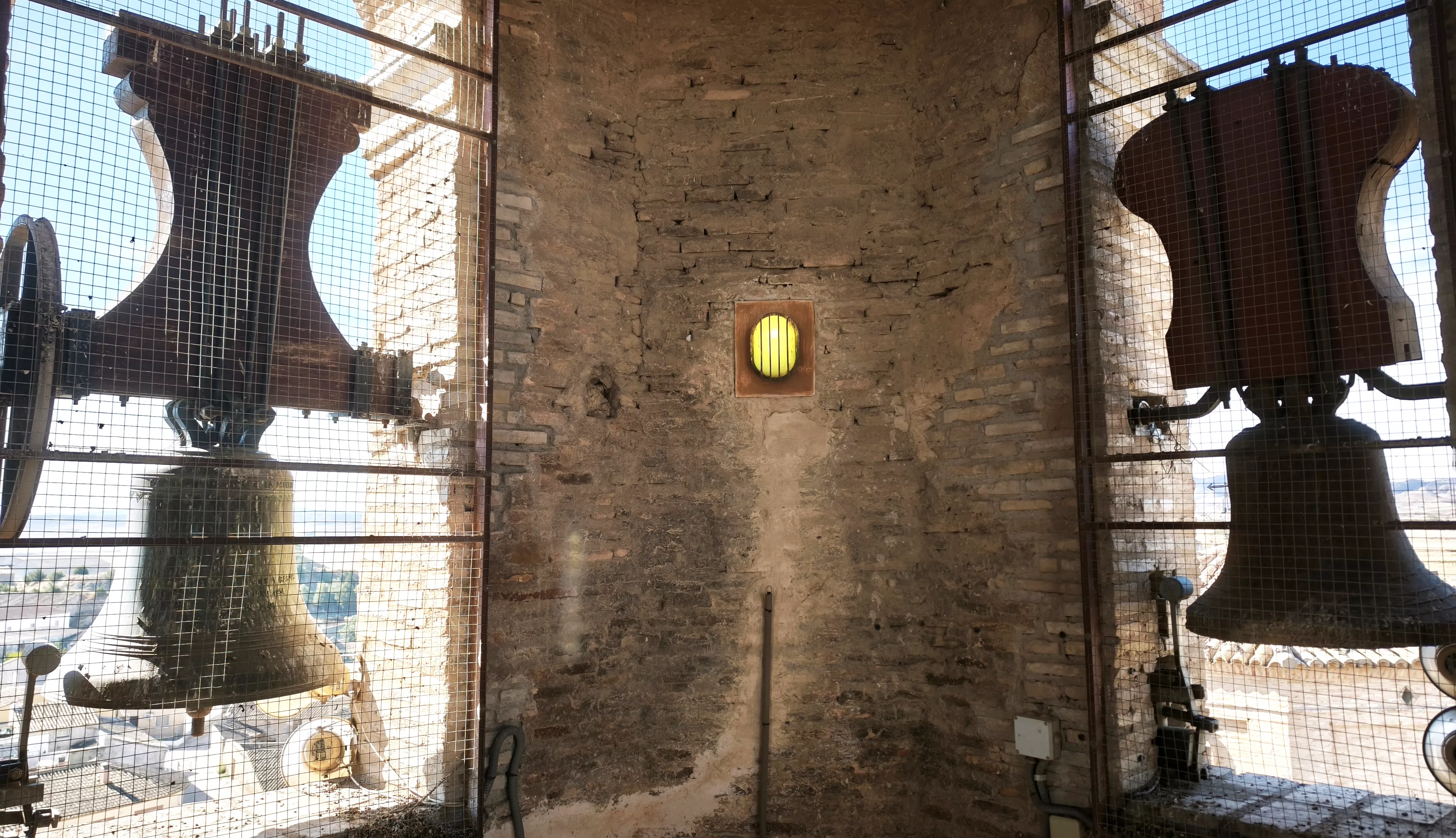 Imágenes de la iglesia parroquial de Robres y su nueva cancela. Foto María José Sampietro Brosed