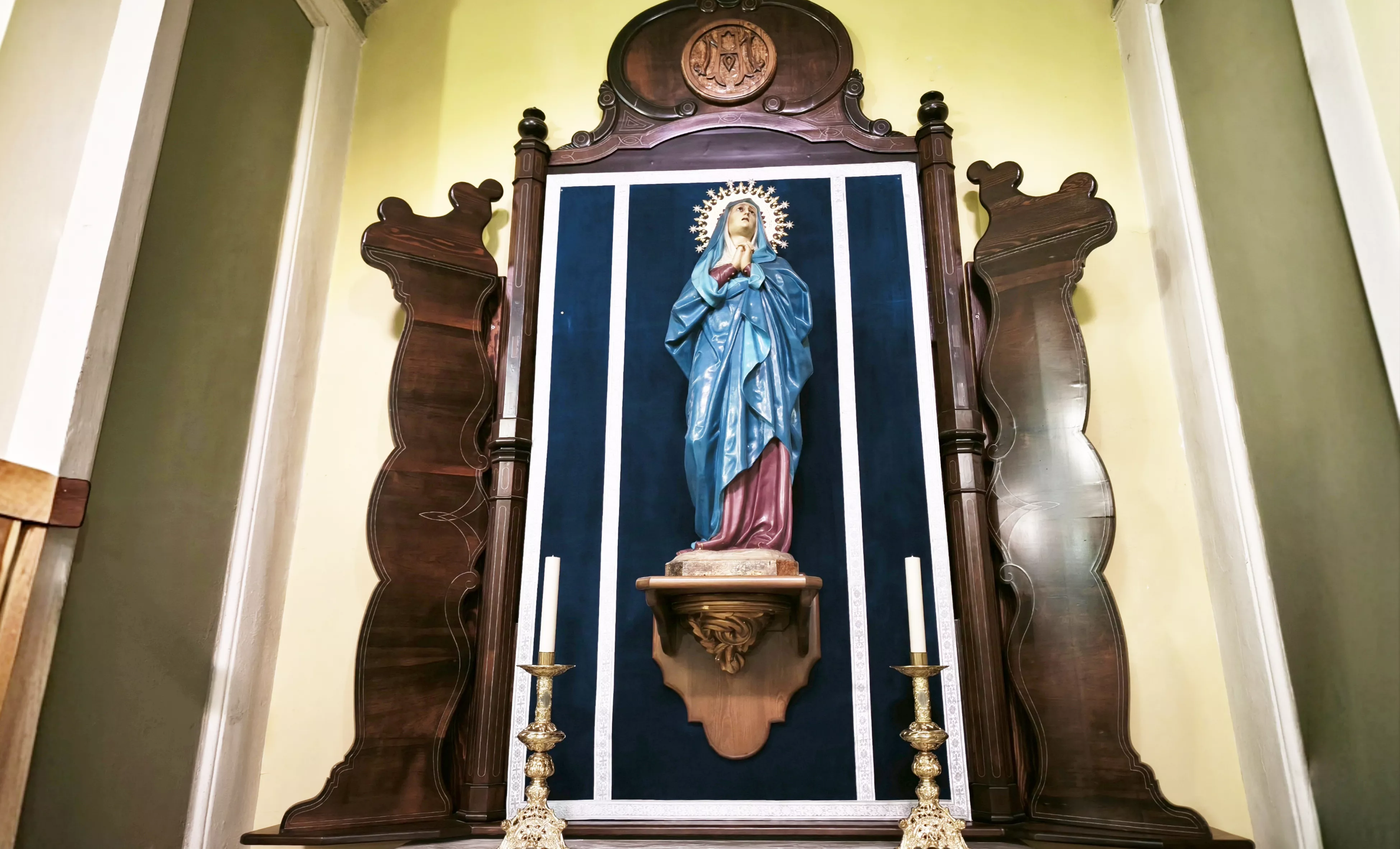 Imágenes de la iglesia parroquial de Robres y su nueva cancela. Foto María José Sampietro Brosed