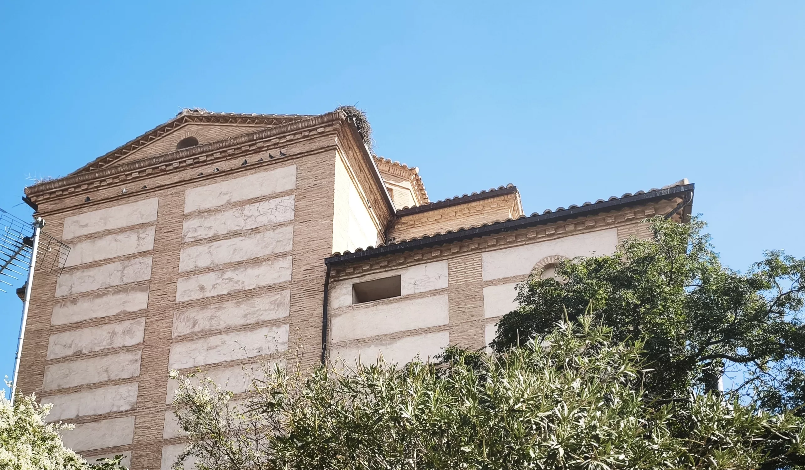 Imágenes de la iglesia parroquial de Robres y su nueva cancela. Foto María José Sampietro Brosed