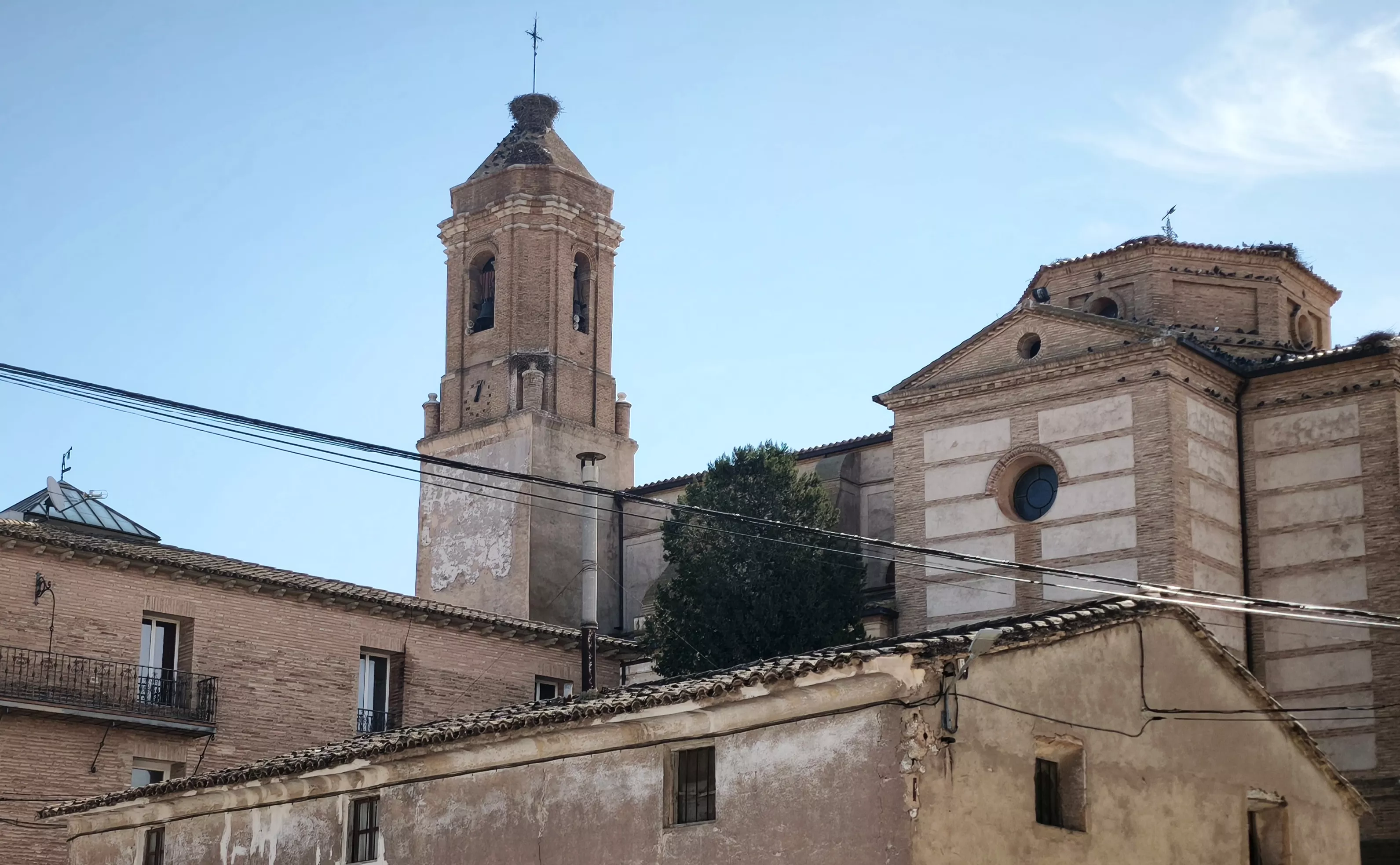 Imágenes de la iglesia parroquial de Robres y su nueva cancela. Foto María José Sampietro Brosed