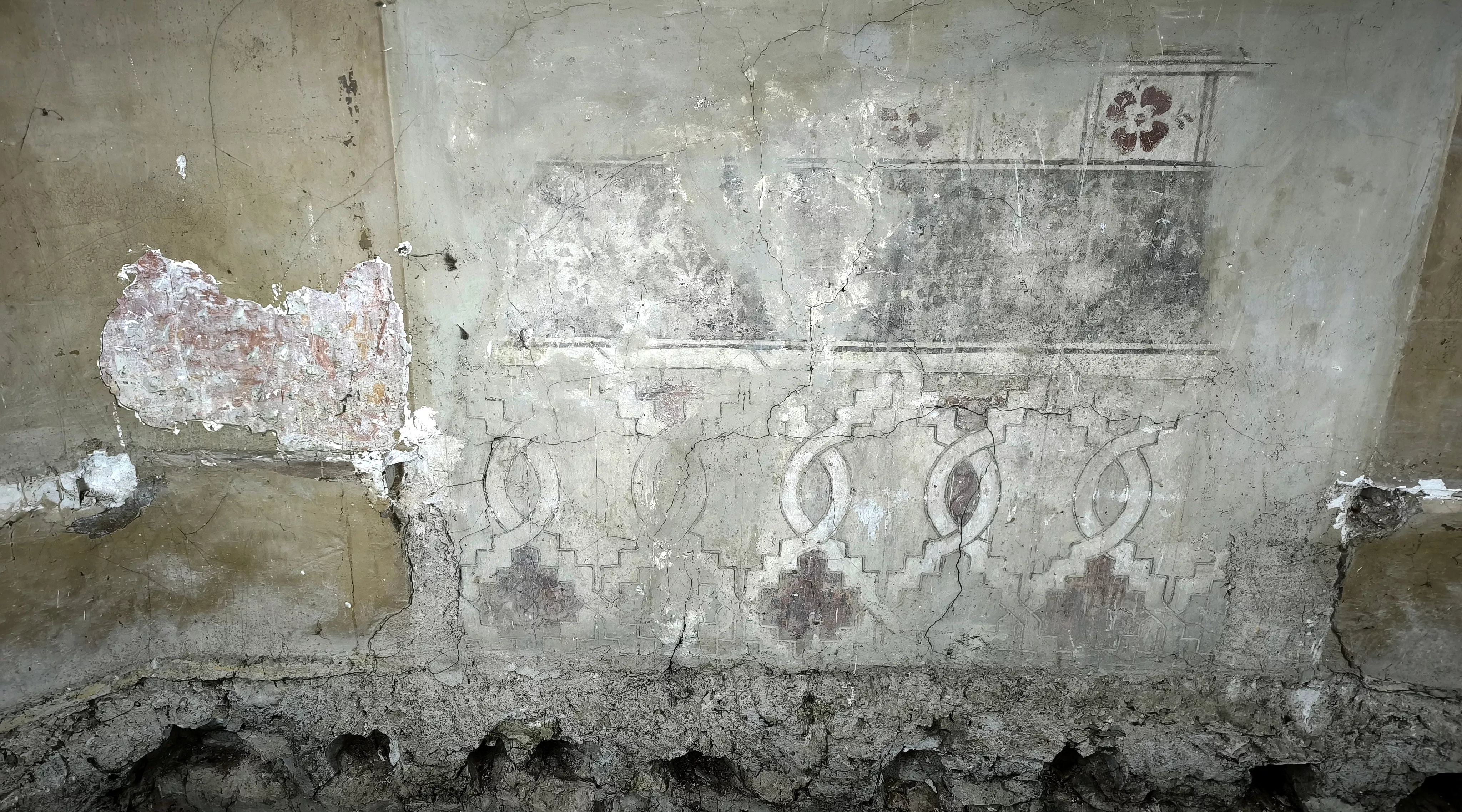 Imágenes de la iglesia parroquial de Robres y su nueva cancela. Foto María José Sampietro Brosed