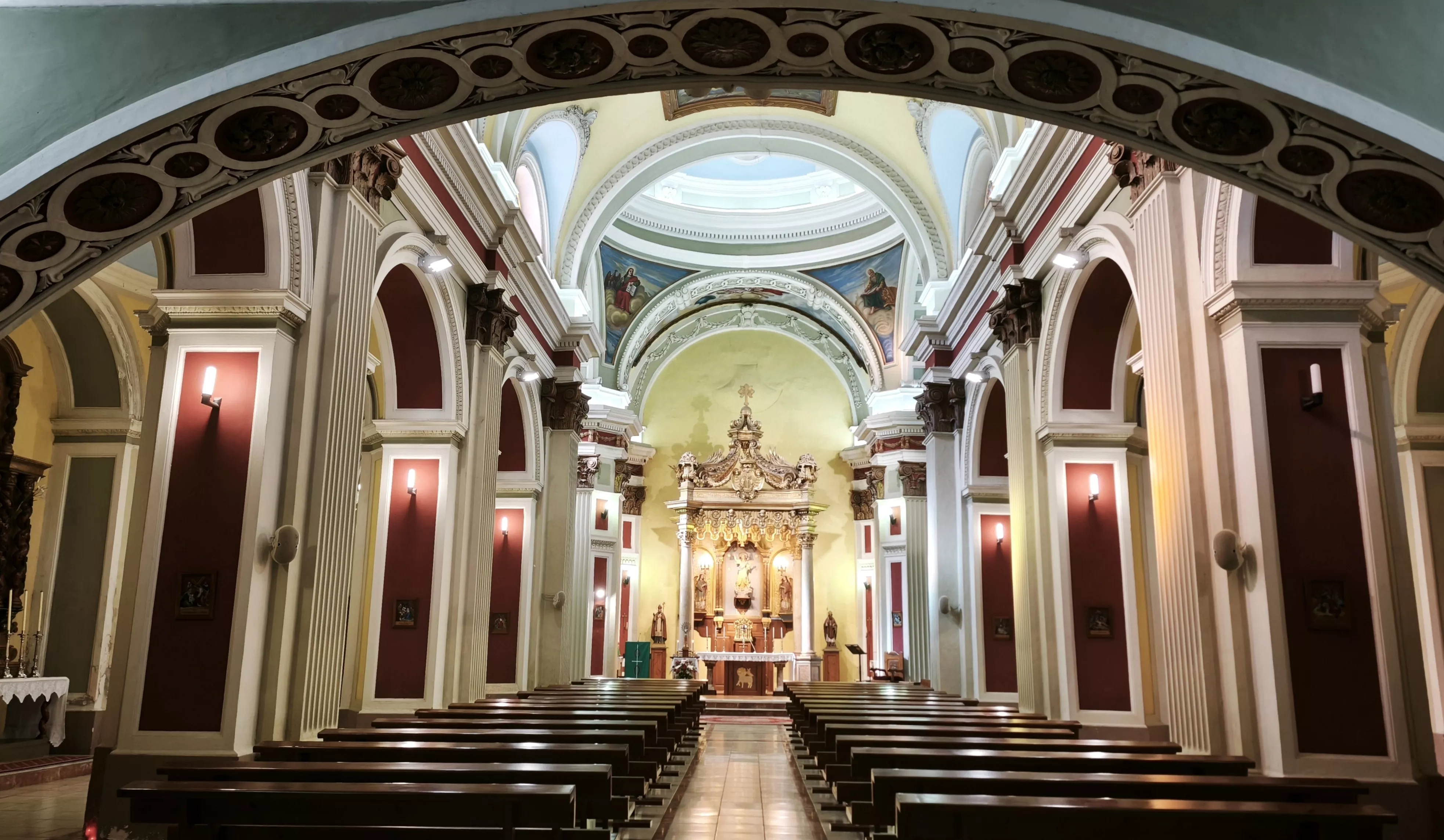 Imágenes de la iglesia parroquial de Robres y su nueva cancela. Foto María José Sampietro Brosed
