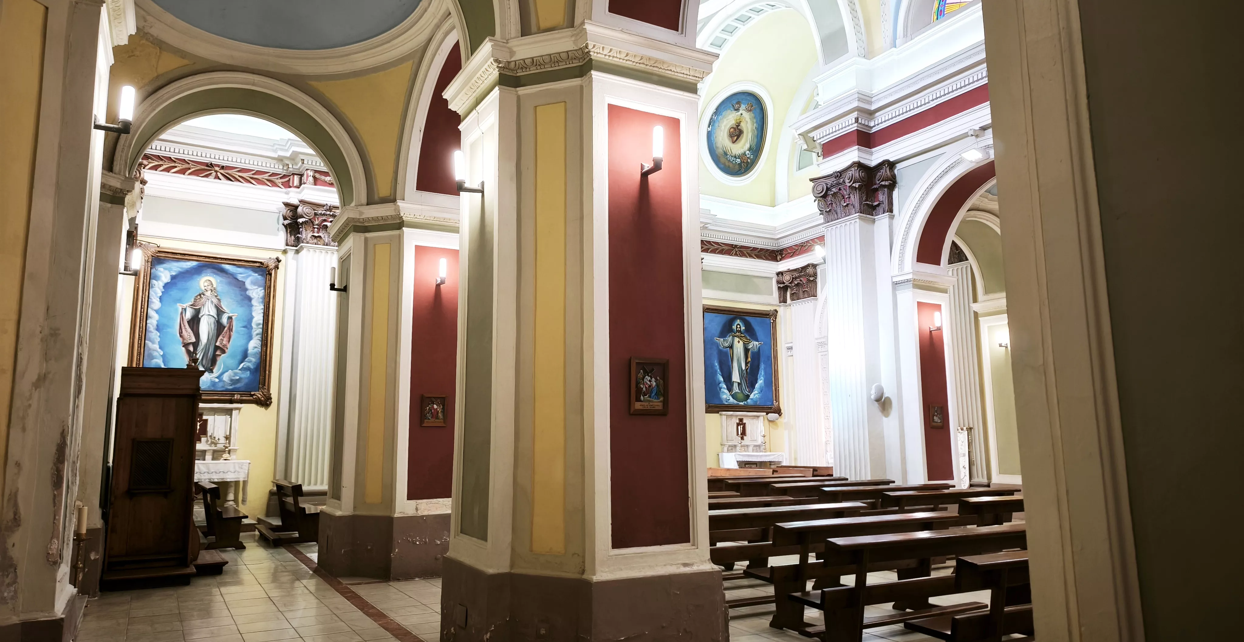 Imágenes de la iglesia parroquial de Robres y su nueva cancela. Foto María José Sampietro Brosed