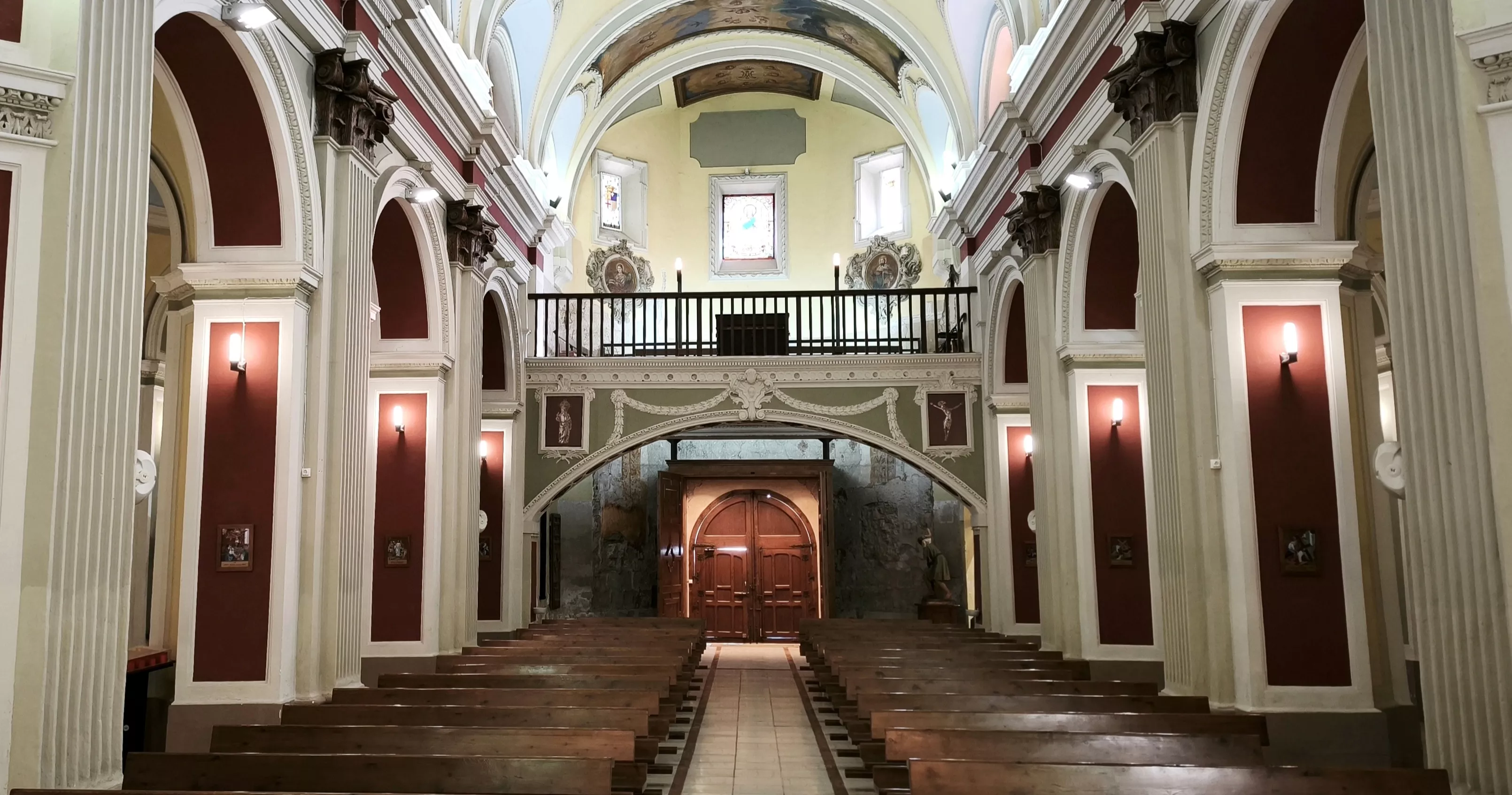 Imágenes de la iglesia parroquial de Robres y su nueva cancela. Foto María José Sampietro Brosed