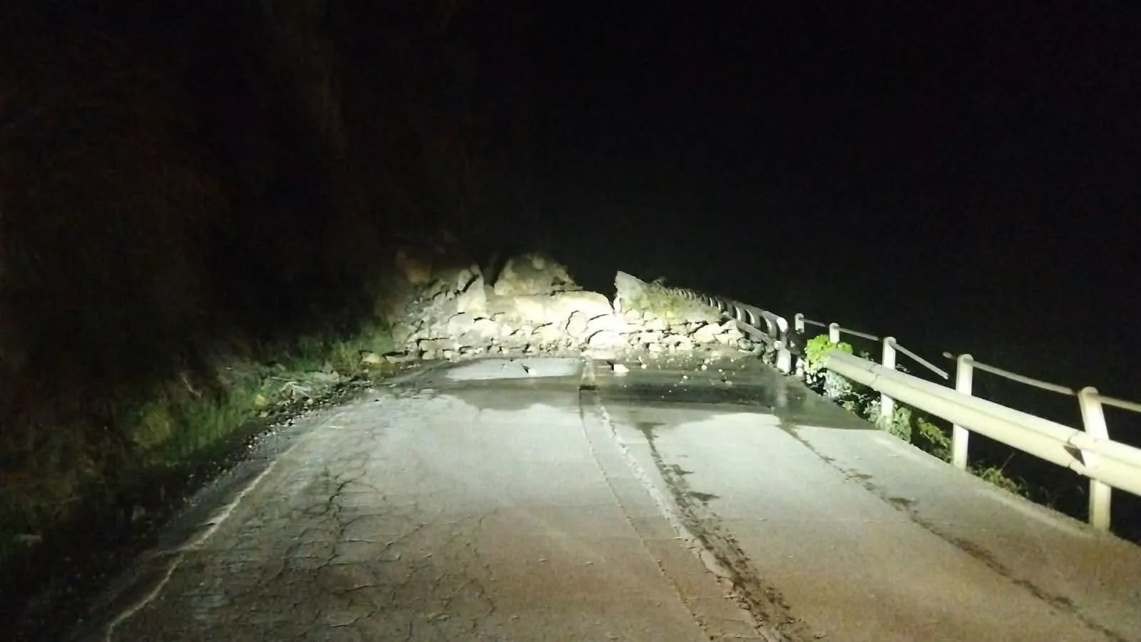 Un derrumbe obliga a cortar la A-132 entre Murillo de Gállego y el embalse de La Peña.