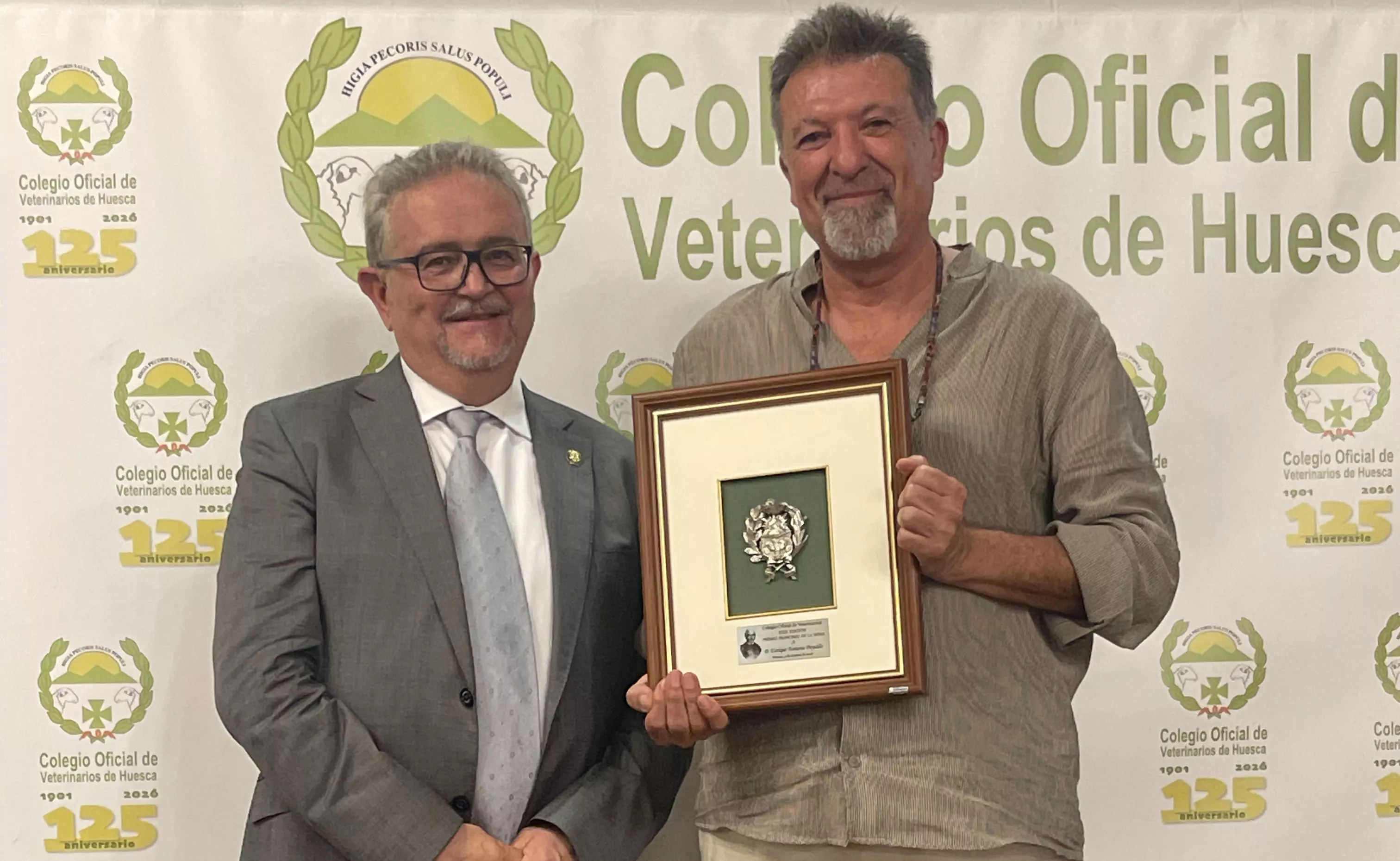 Fernando Carrera con Enrique Fantova que ha recibido el XXIX Premio Francisco de la Reina del Colegio de Veterinarios de Huesca. 