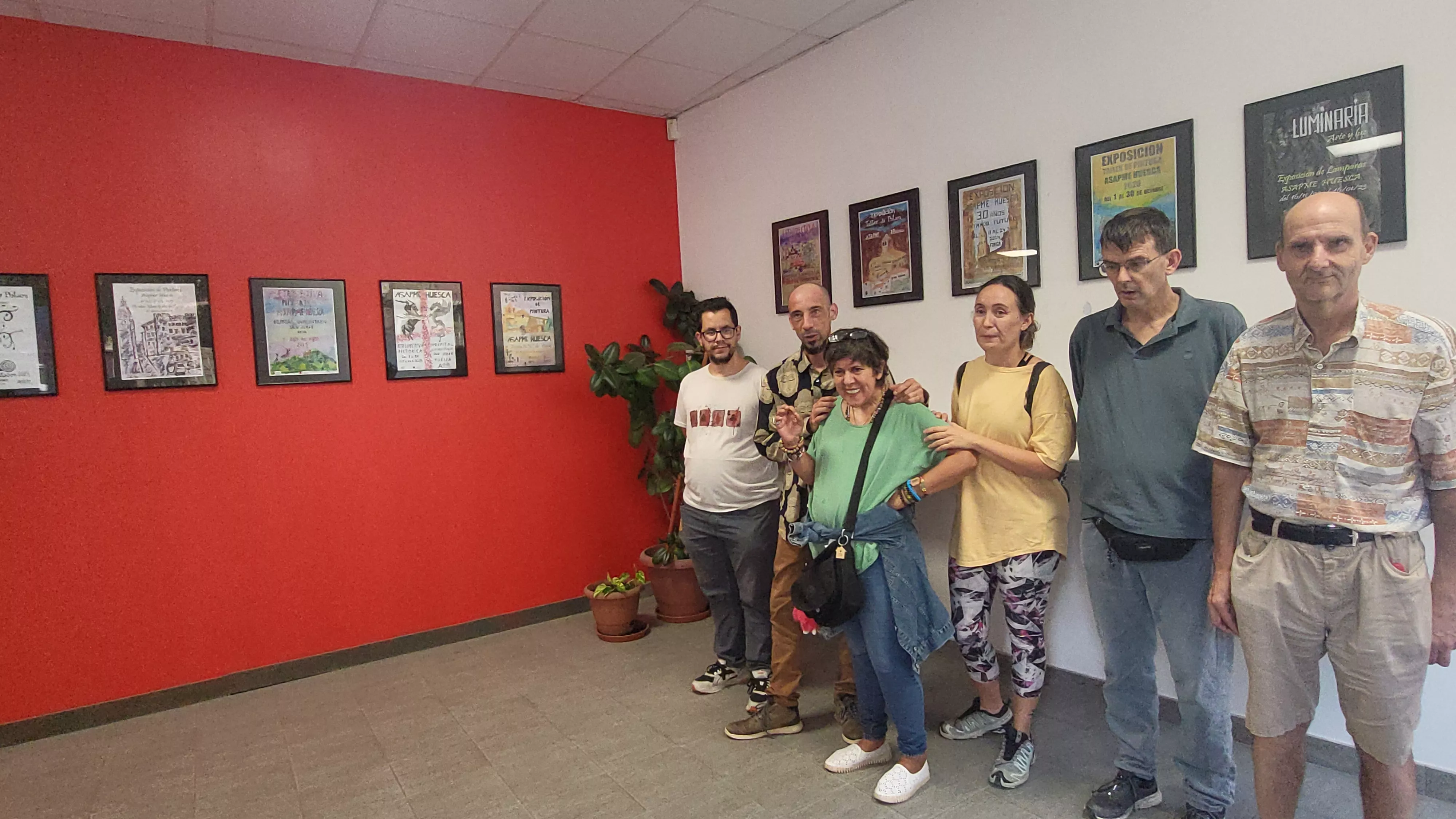El Taller Creativo de Asapme monta su propia exposición con sus carteles. Foto Mercedes Manterola