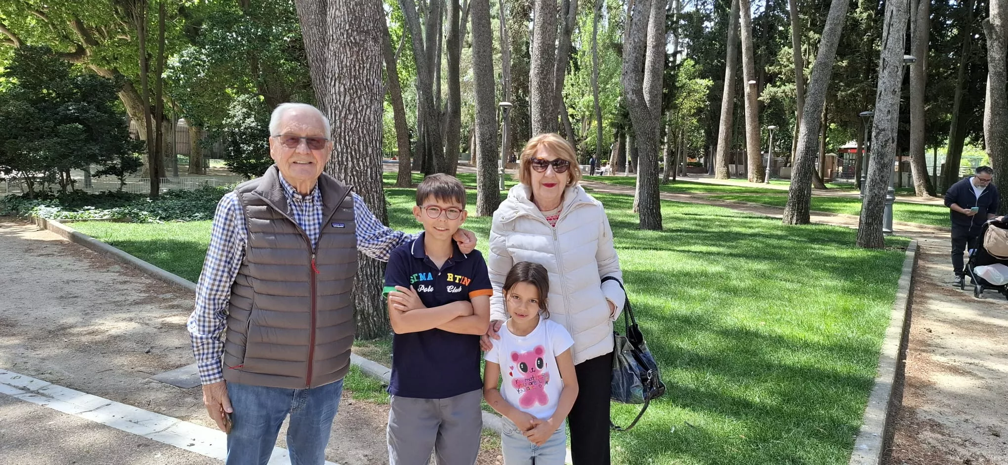 Ismael con Josefina y sus nietos en el Parque