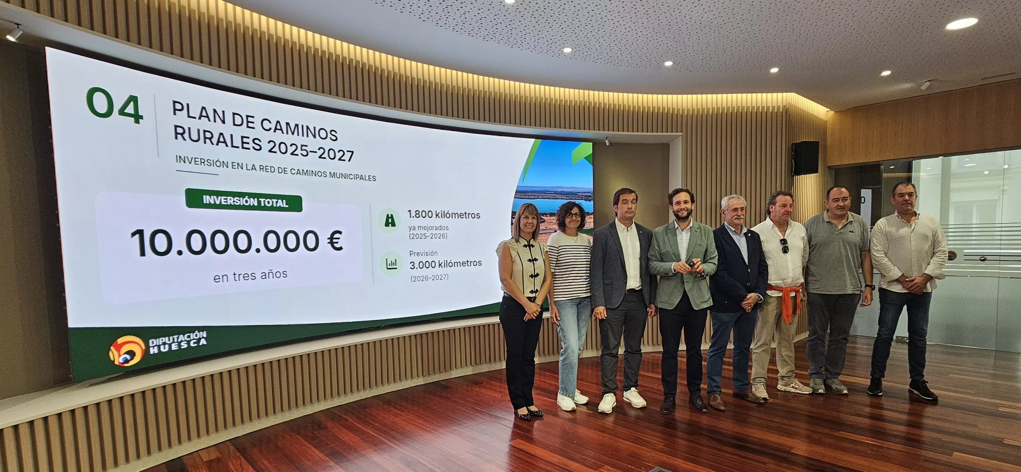 Isaac Claver y Álvaro Bescós con los representantes de los sindicatos agrarios en la presentación del Plan de Caminos de la Diputación