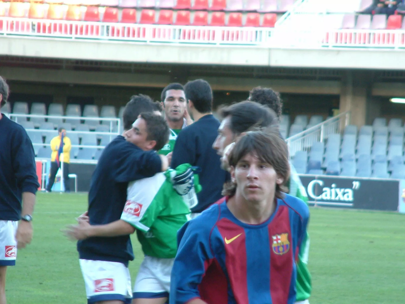 Un jovencísimo Messi, en primer plano, al término del Barça B-Huesca en el Mini Estadi. Foto: José María Pardina