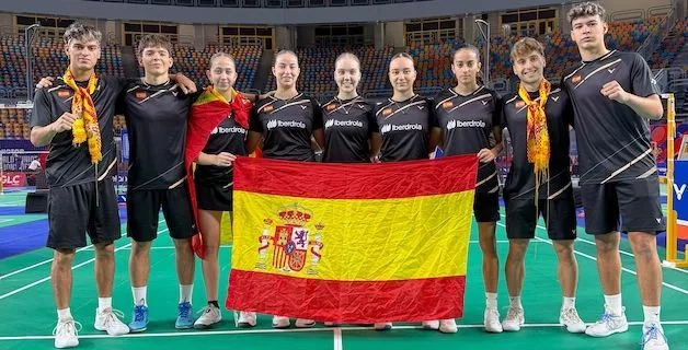 Raúl Bergua, segundo por la derecha, con el equipo español tras ganar a Egipto.