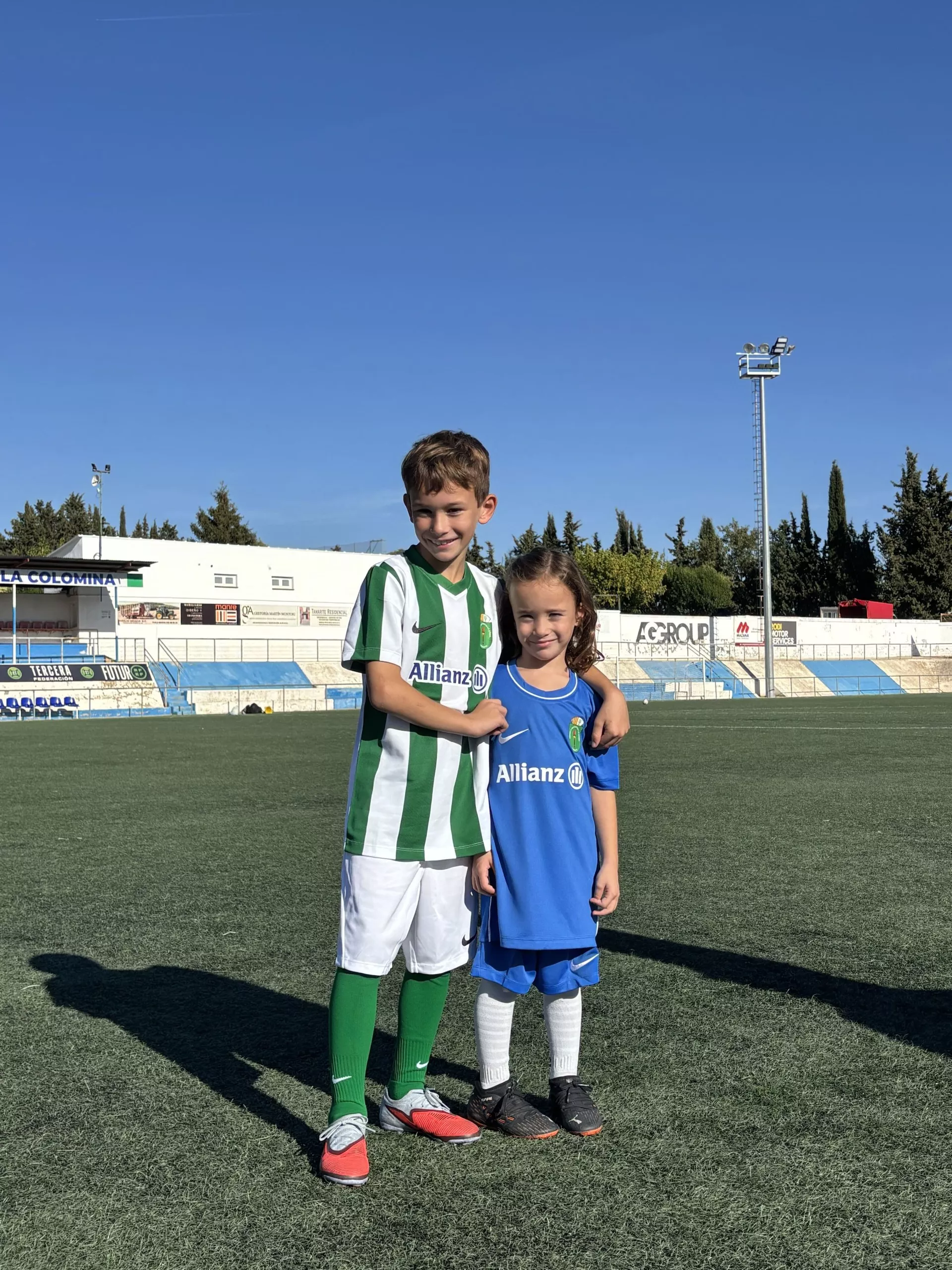 Alevines y benjamines llevarán equipaciones patrocinadas por Allianz. Alevines y benjamines llevarán equipaciones patrocinadas por Allianz.