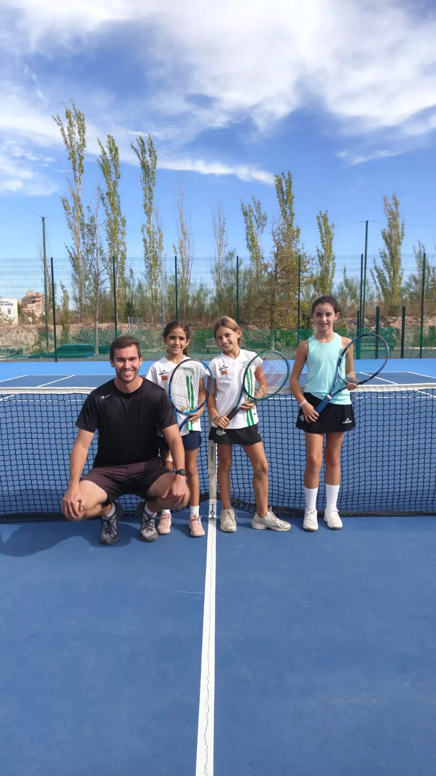 Equipo benjamín femenino de izquierda a derecha: Pablo Camarín, María Fernandez, Carolina Perez y Blanca Mateos
