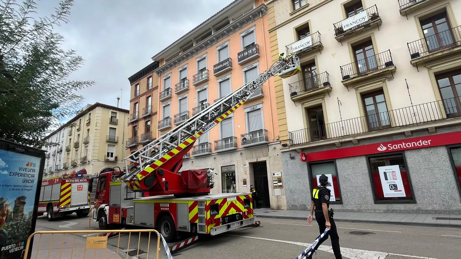 Un desprendimiento de forjado en la plaza de Navarra de Huesca afecta a una viandante. Foto Mercedes Manterola