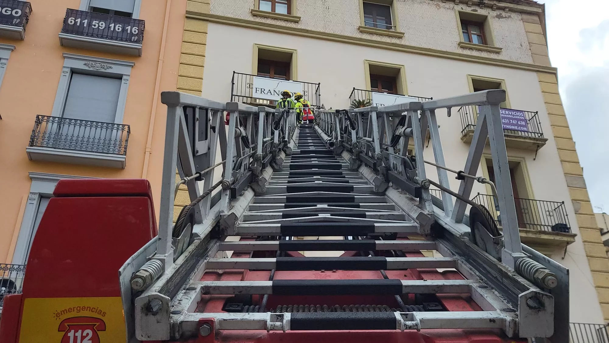 Actuación de los bomberos de Huesca tras el desprendimiento en la plaza de Navarra.