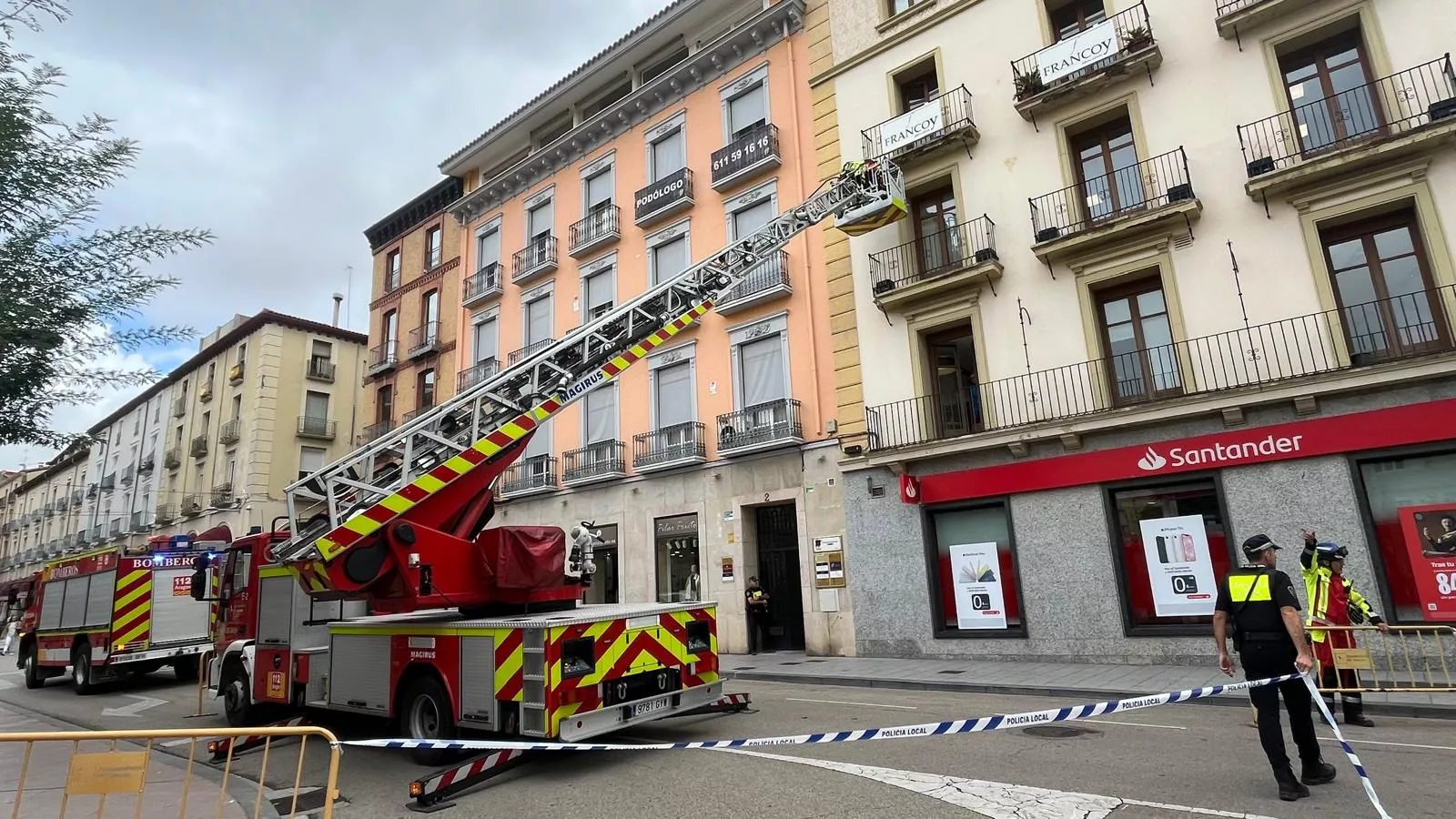 Actuación de los bomberos de Huesca tras el desprendimiento en la plaza de Navarra.