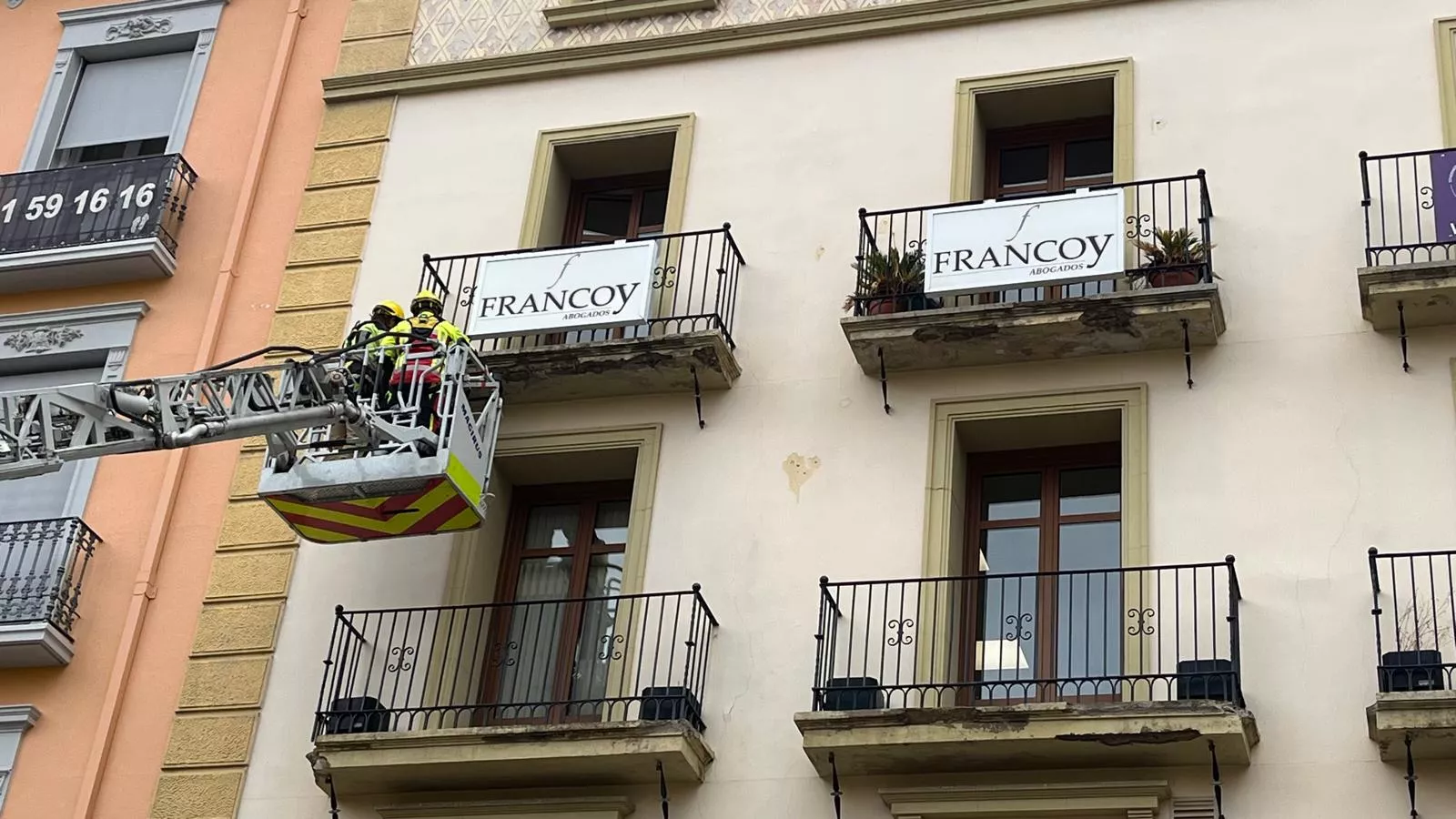 Actuación de los bomberos de Huesca tras el desprendimiento en la plaza de Navarra.