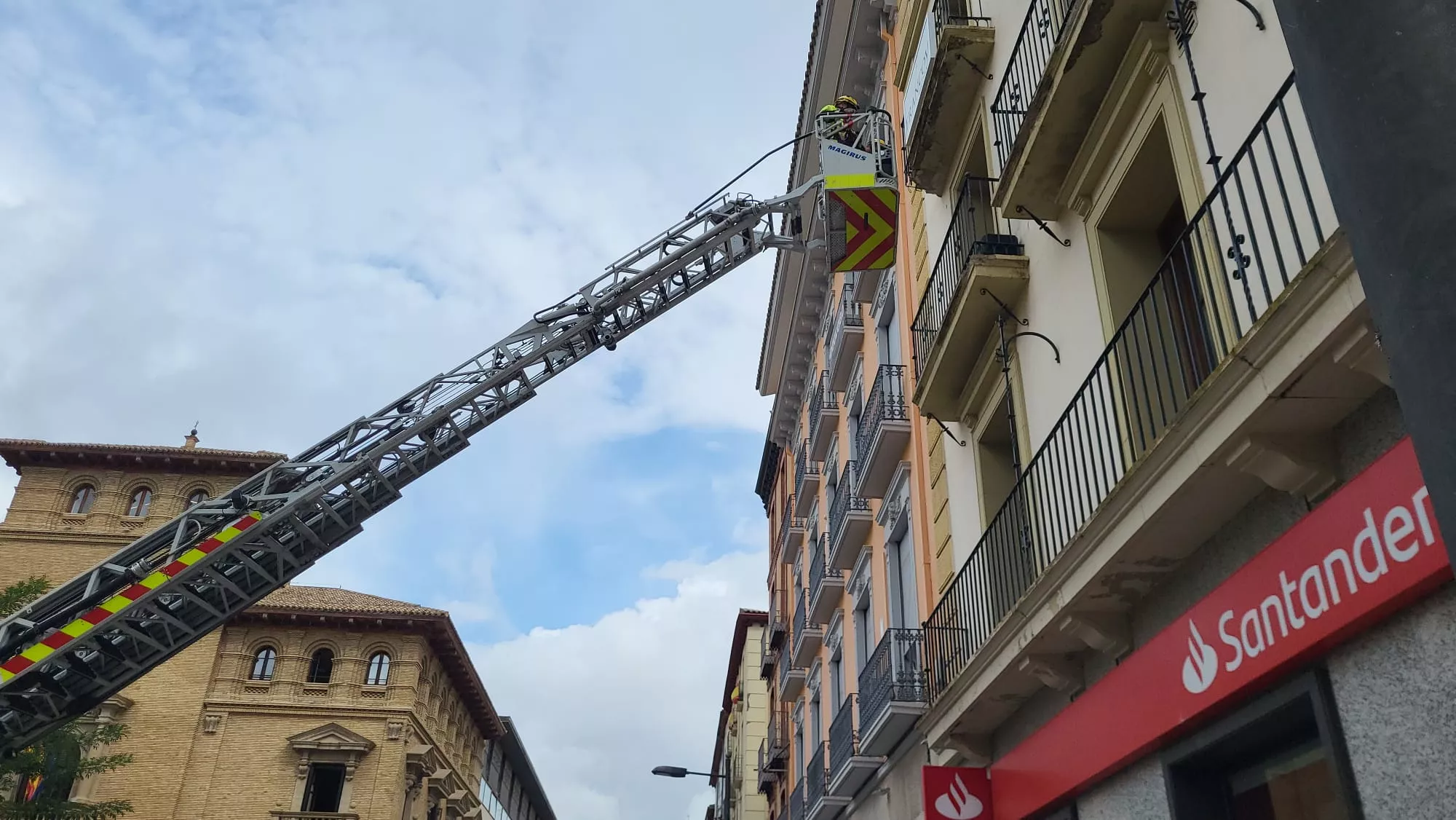 Actuación de los bomberos de Huesca tras el desprendimiento en la plaza de Navarra.