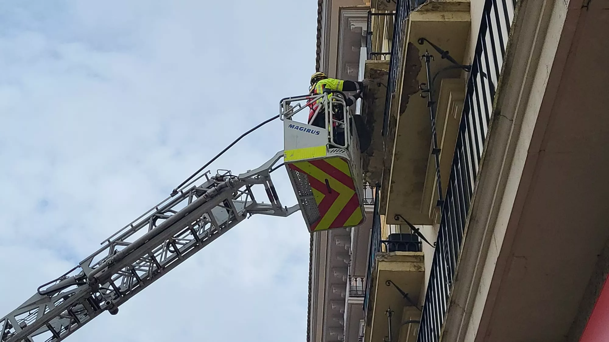 Actuación de los bomberos de Huesca tras el desprendimiento en la plaza de Navarra.