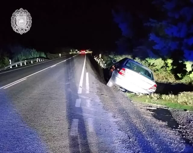 Un conductor da positivo en alcohol tras salirse de la vía en la A-131.