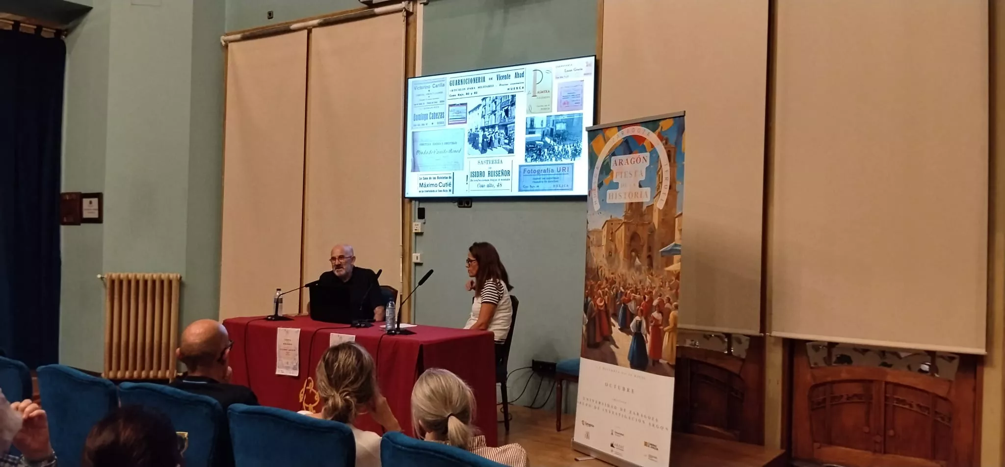 Vicente Lachén e Irene Abad en La Semana del Comercio de Huesca con un paseo por los cosos Alto y Bajo
