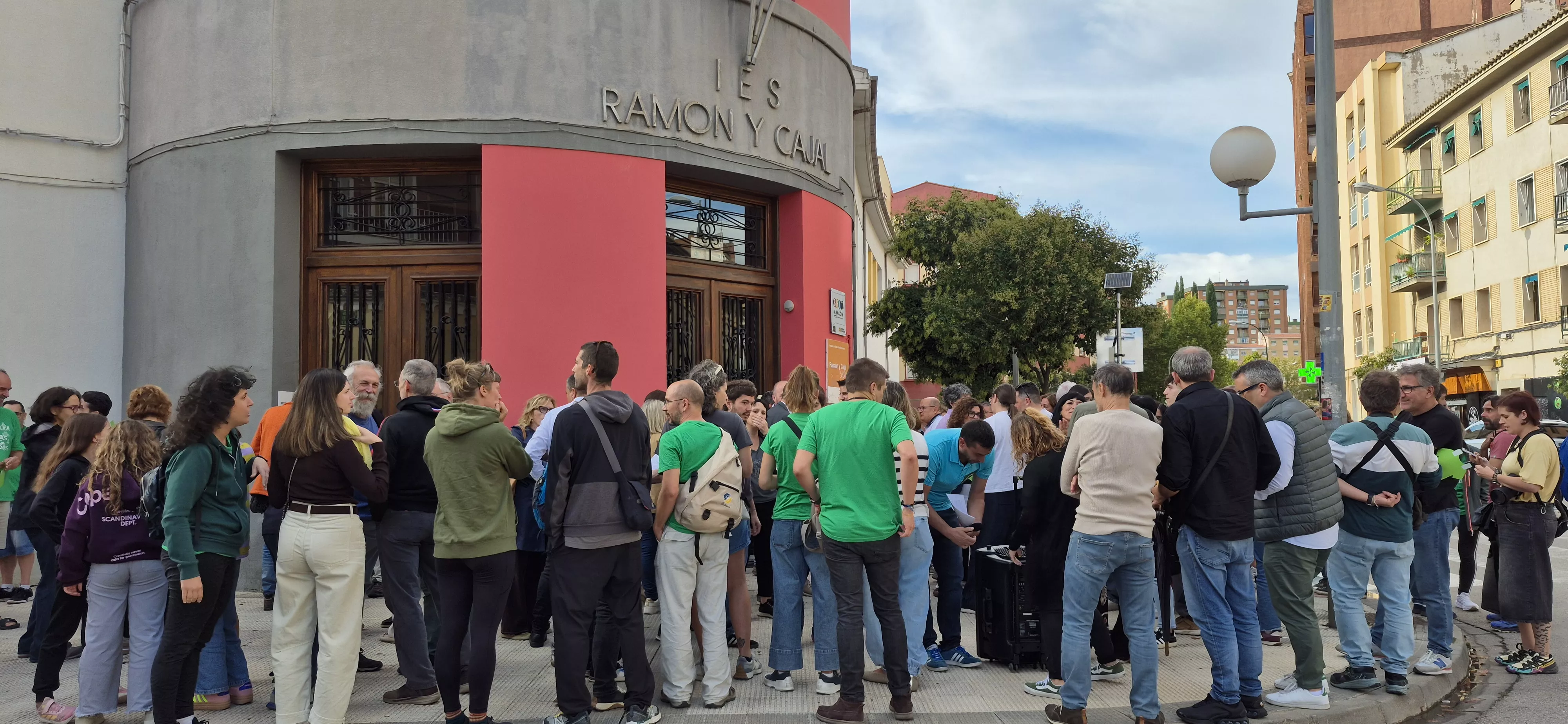 "Abrazo" al IES Ramón y Cajal y en apoyo a Sergio Martínez. Foto Myriam Martínez