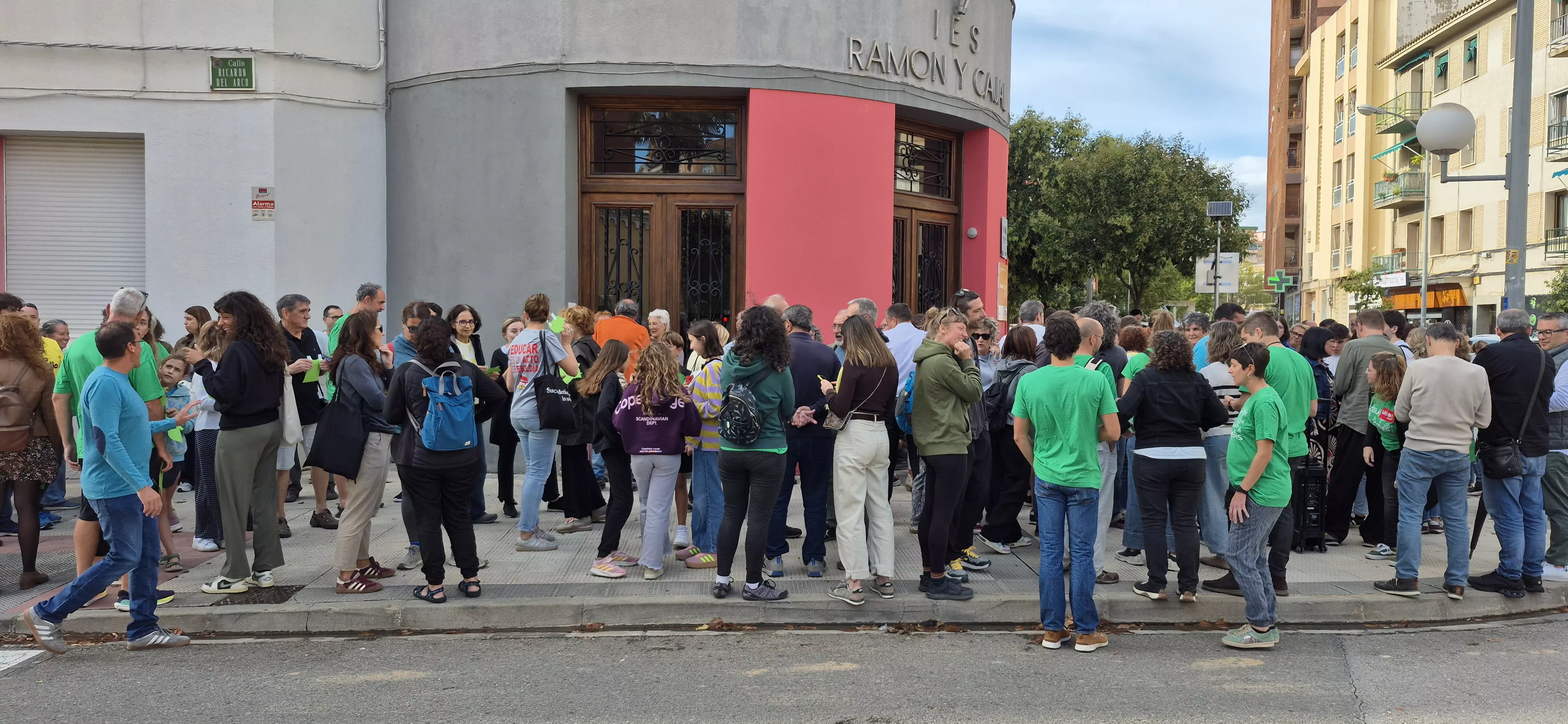 "Abrazo" al IES Ramón y Cajal y en apoyo a Sergio Martínez. Foto Myriam Martínez