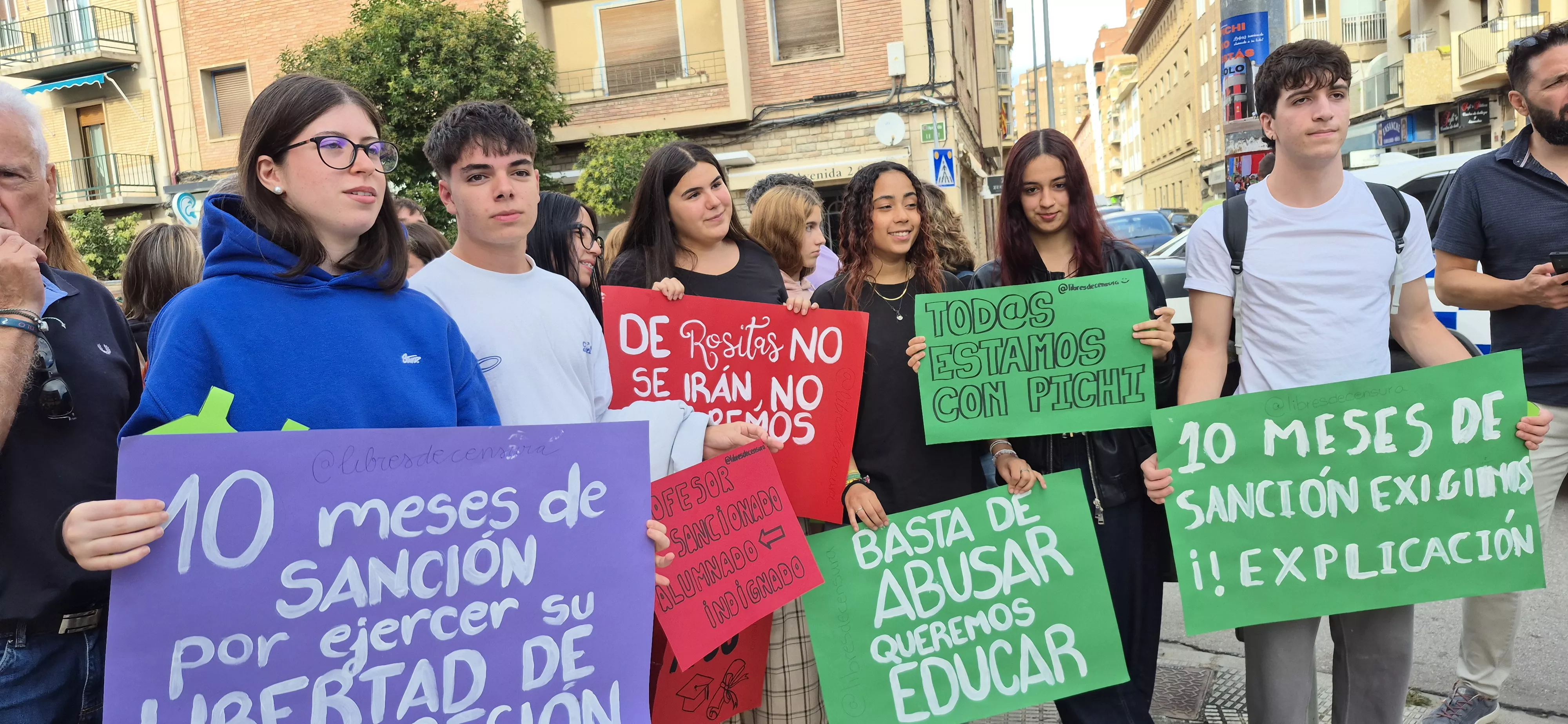 "Abrazo" al IES Ramón y Cajal y en apoyo a Sergio Martínez. Foto Myriam Martínez
