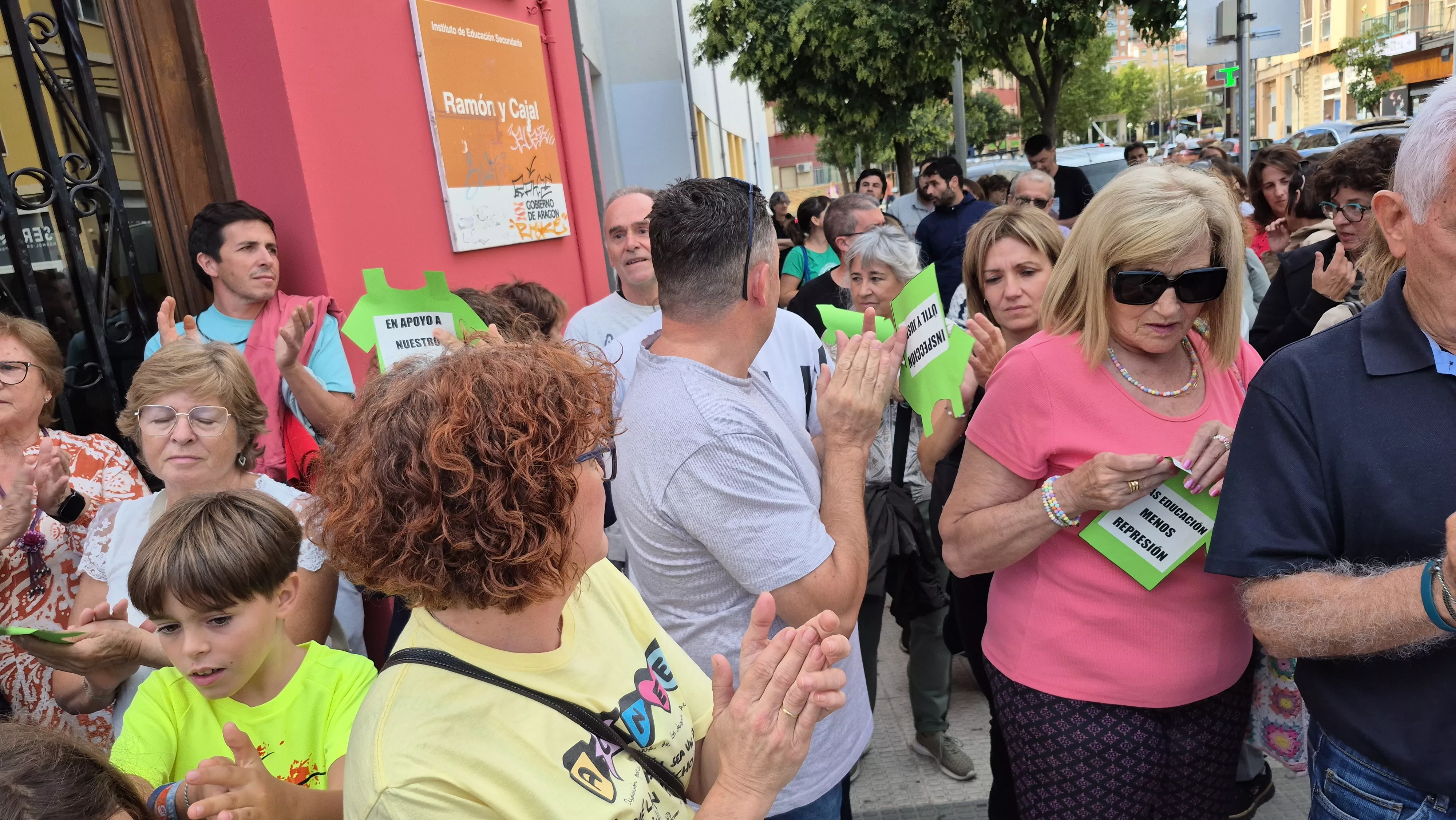 "Abrazo" al IES Ramón y Cajal y en apoyo a Sergio Martínez. Foto Myriam Martínez