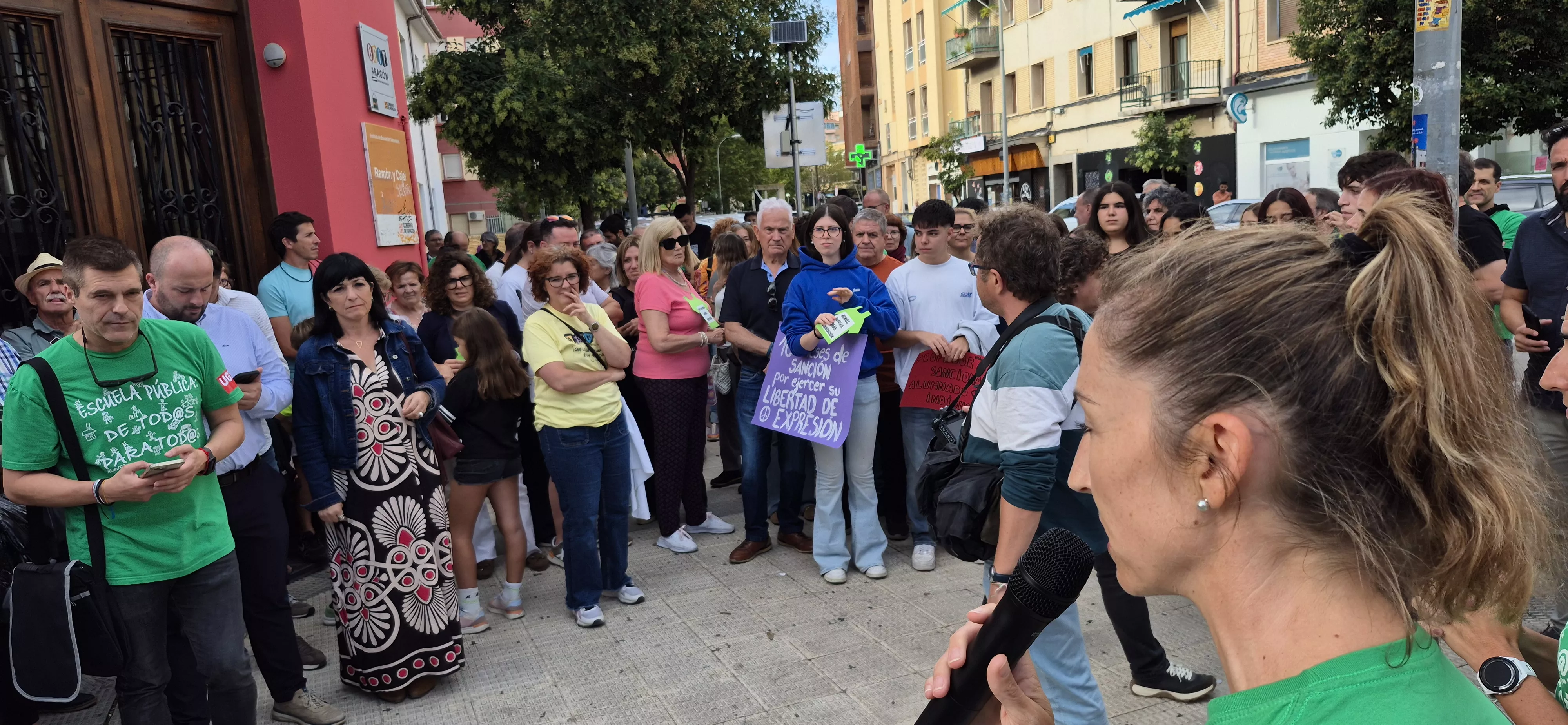 "Abrazo" al IES Ramón y Cajal y en apoyo a Sergio Martínez. Foto Myriam Martínez