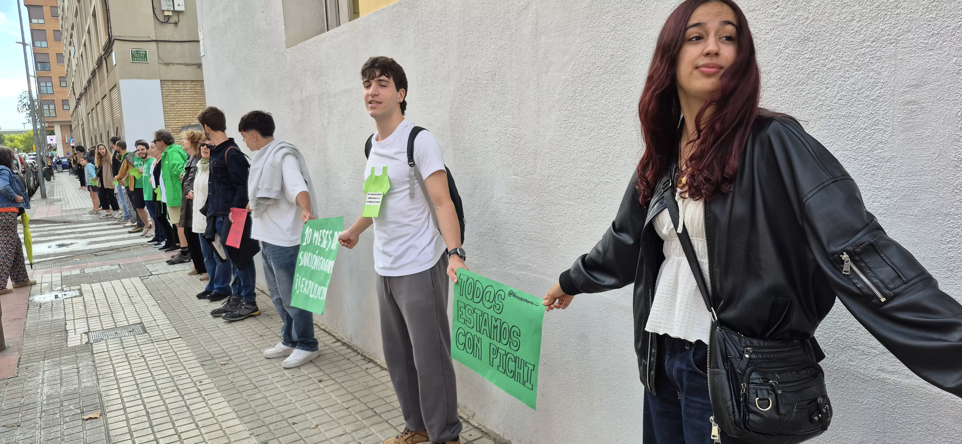"Abrazo" al IES Ramón y Cajal y en apoyo a Sergio Martínez. Foto Myriam Martínez
