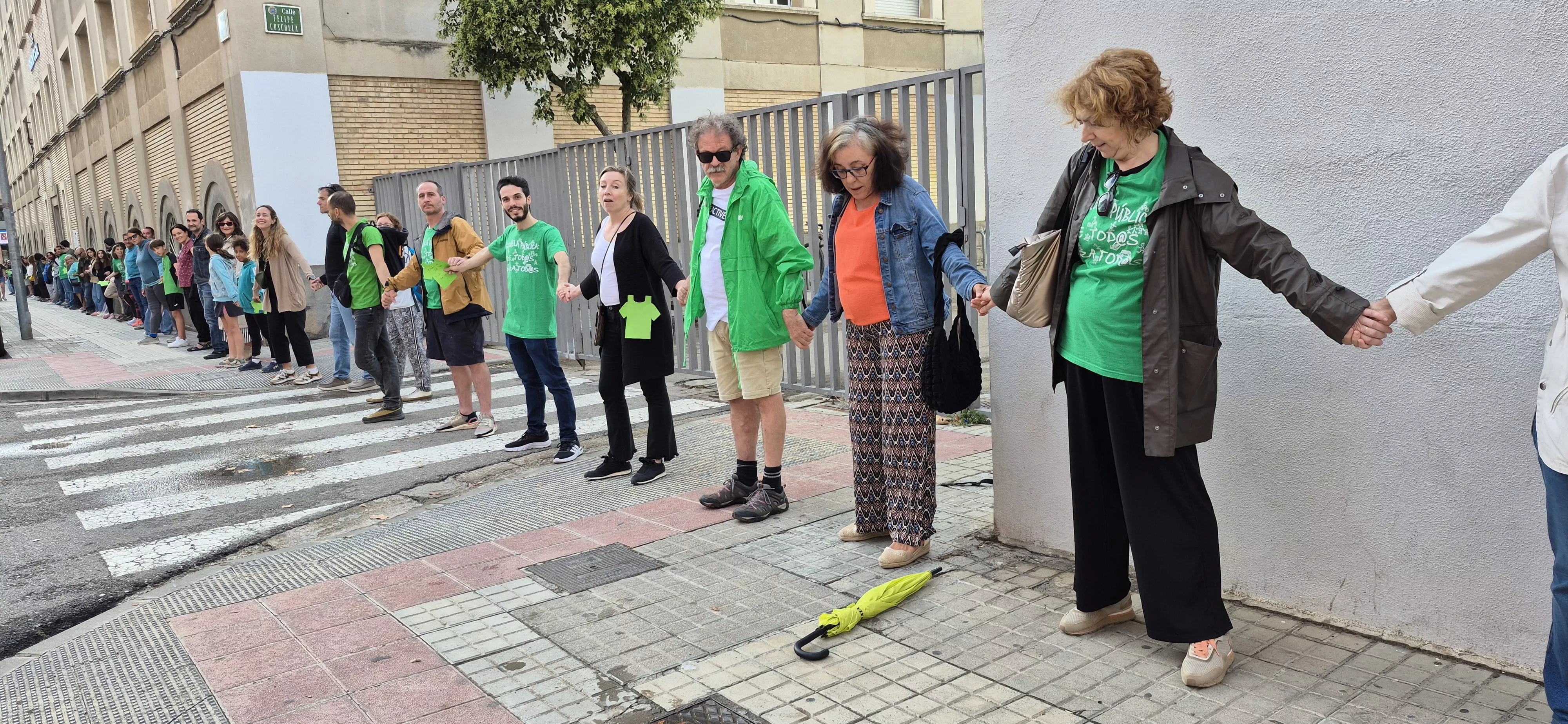 "Abrazo" al IES Ramón y Cajal y en apoyo a Sergio Martínez. Foto Myriam Martínez