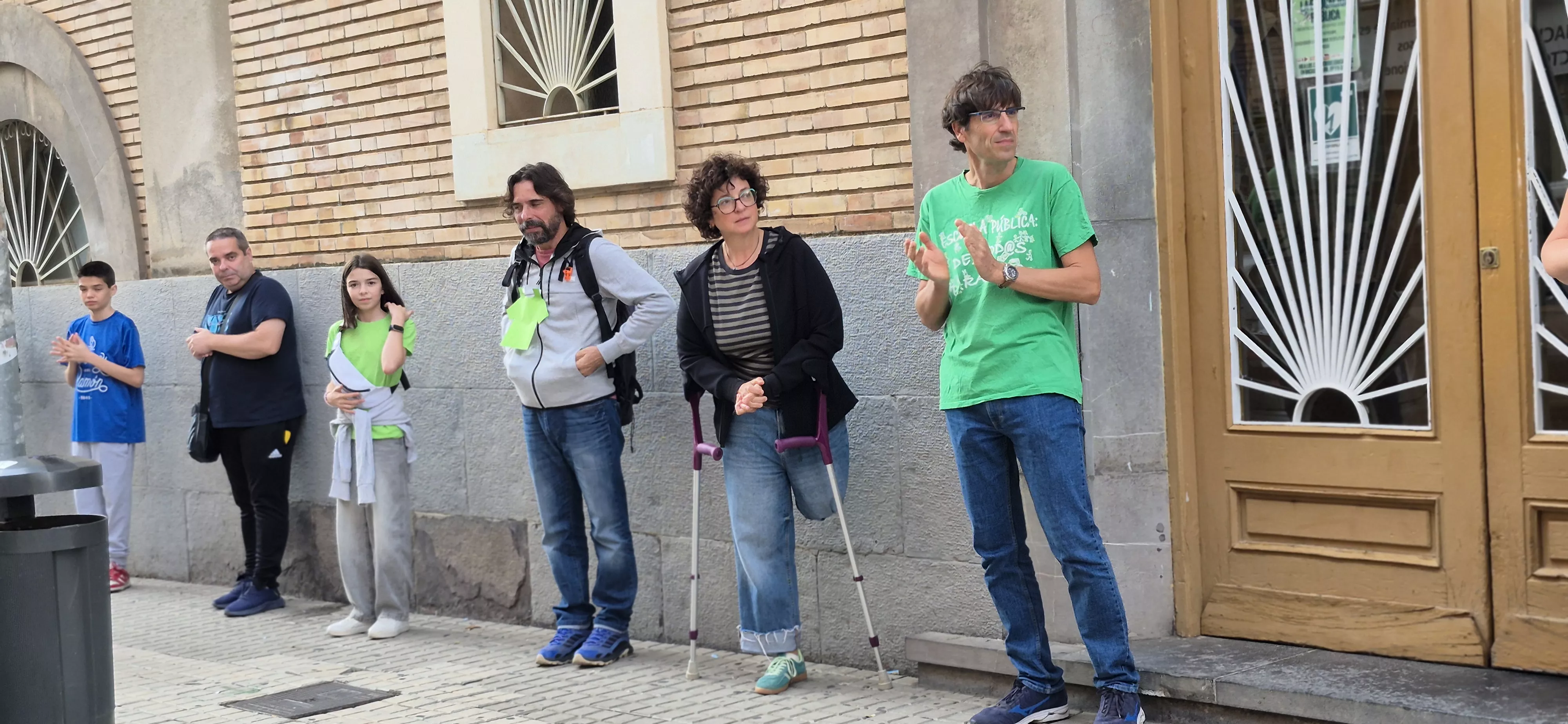 "Abrazo" al IES Ramón y Cajal y en apoyo a Sergio Martínez. Foto Myriam Martínez