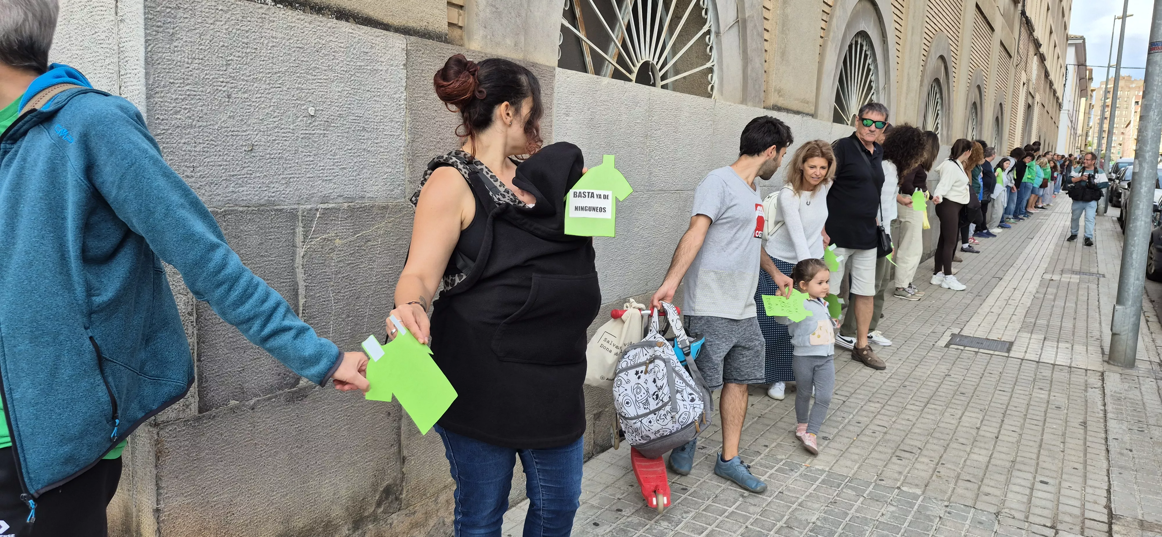 "Abrazo" al IES Ramón y Cajal y en apoyo a Sergio Martínez. Foto Myriam Martínez