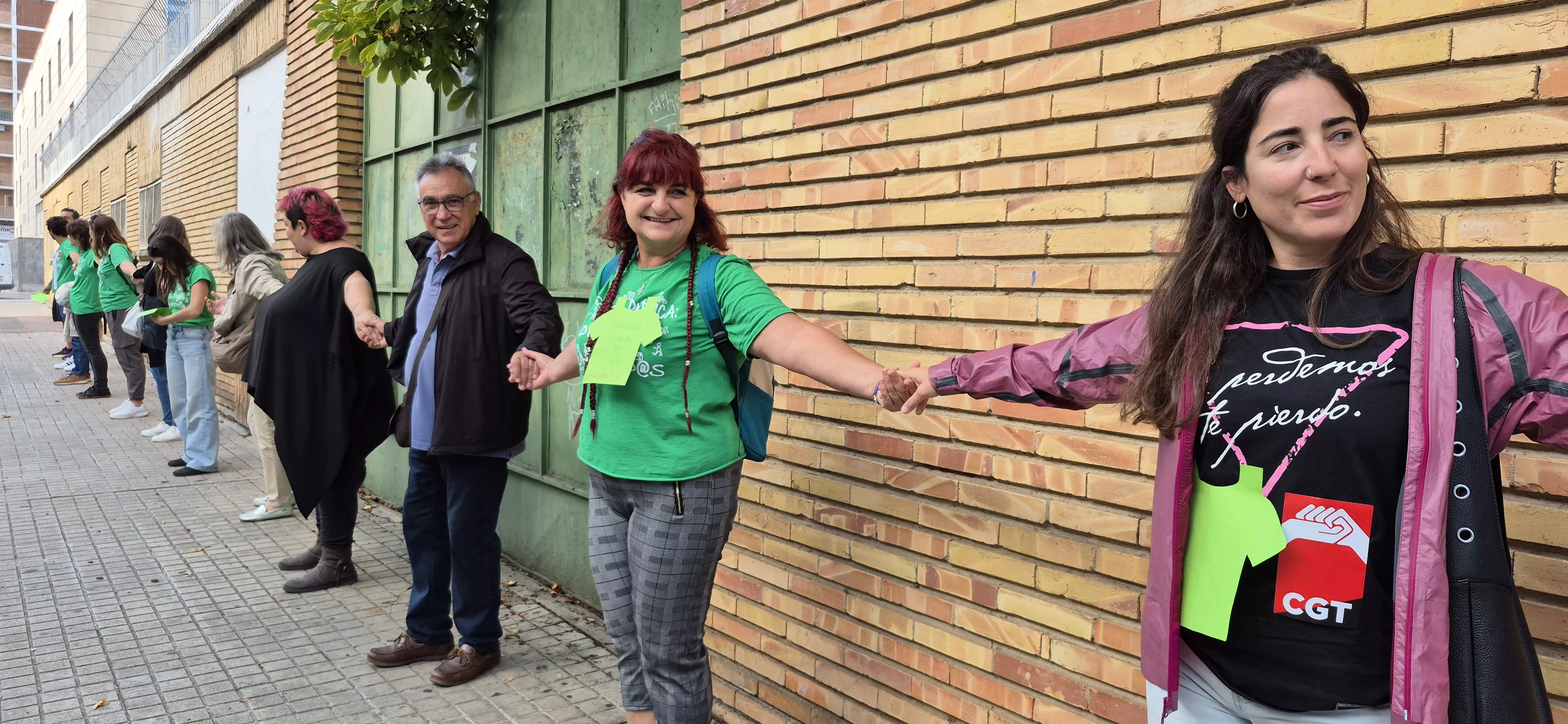 "Abrazo" al IES Ramón y Cajal y en apoyo a Sergio Martínez. Foto Myriam Martínez