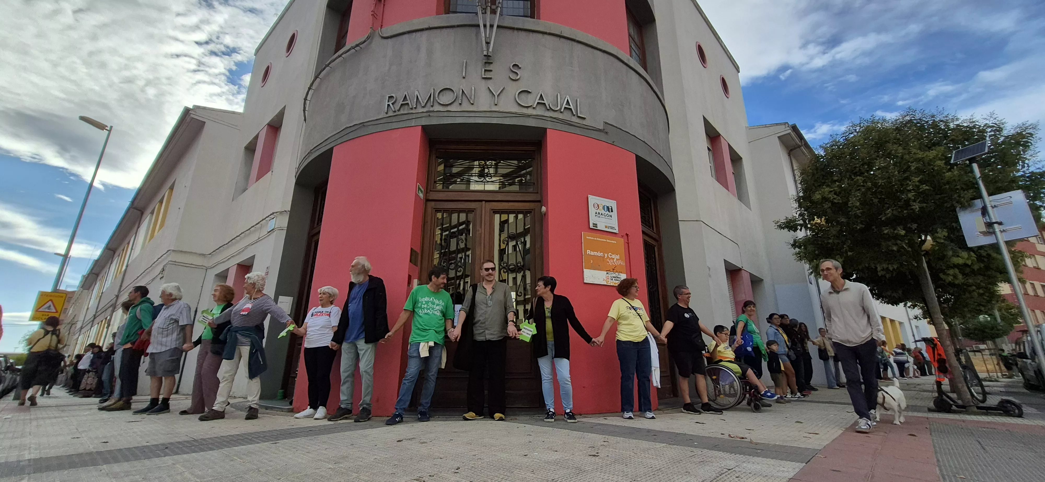 "Abrazo" al IES Ramón y Cajal y en apoyo a Sergio Martínez. Foto Myriam Martínez