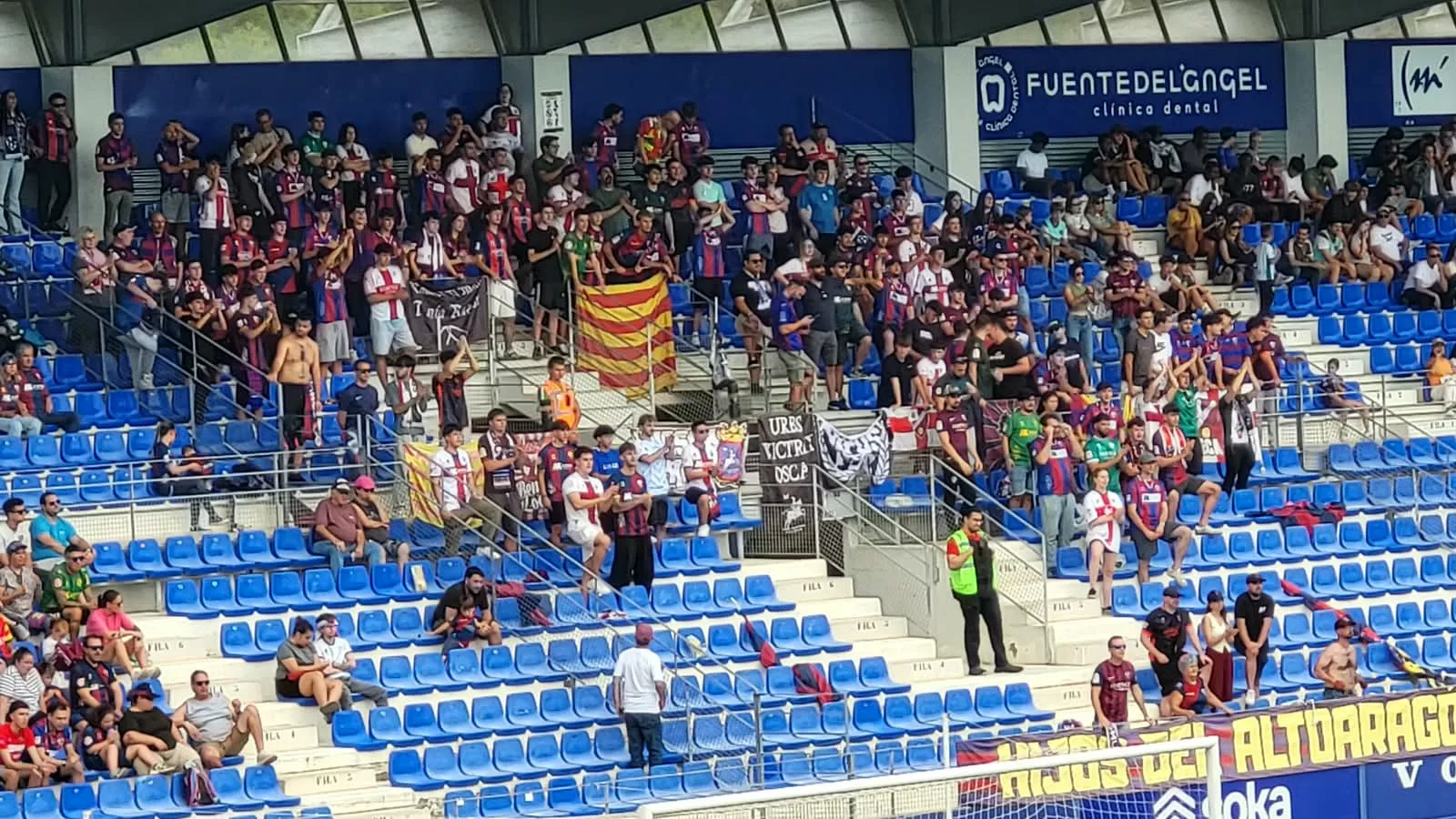 Grada de animación en el partido contra el Europa
