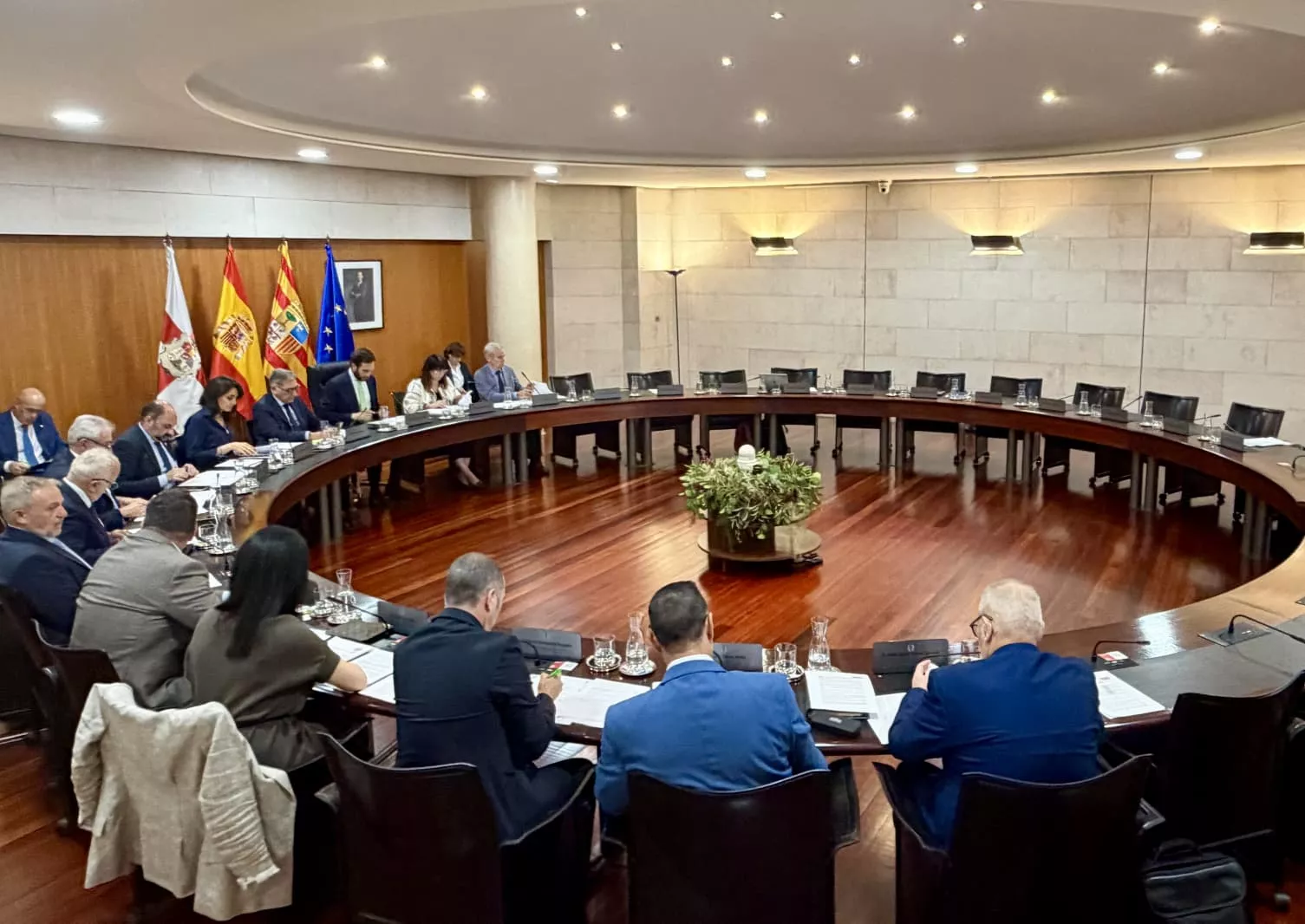 Imagen del pleno de la DPH  con las doce ausencias del PSOE y los trece diputados del PP