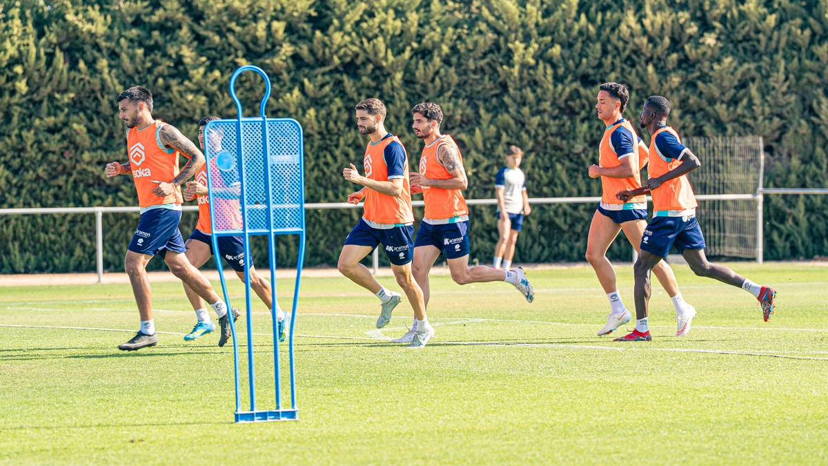 Jugadores del Huesca en un entrenamiento. Raúl Jardiel tendrá que mirar a su fondo de armario. Foto: SD Huesca