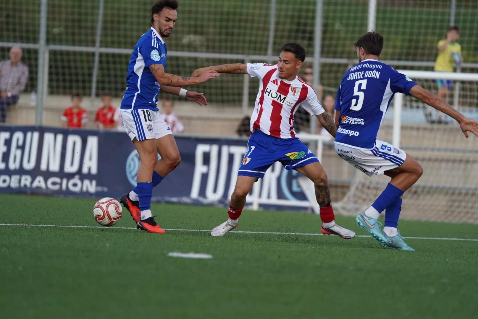 Iker Gil, jugador del Barbastro, pelea un balón en el duelo contra el Utebo. Partidos, horarios y designaciones arbitrales del fútbol altoaragonés del 10 y 11 de octubre. Foto: Dani Vidal